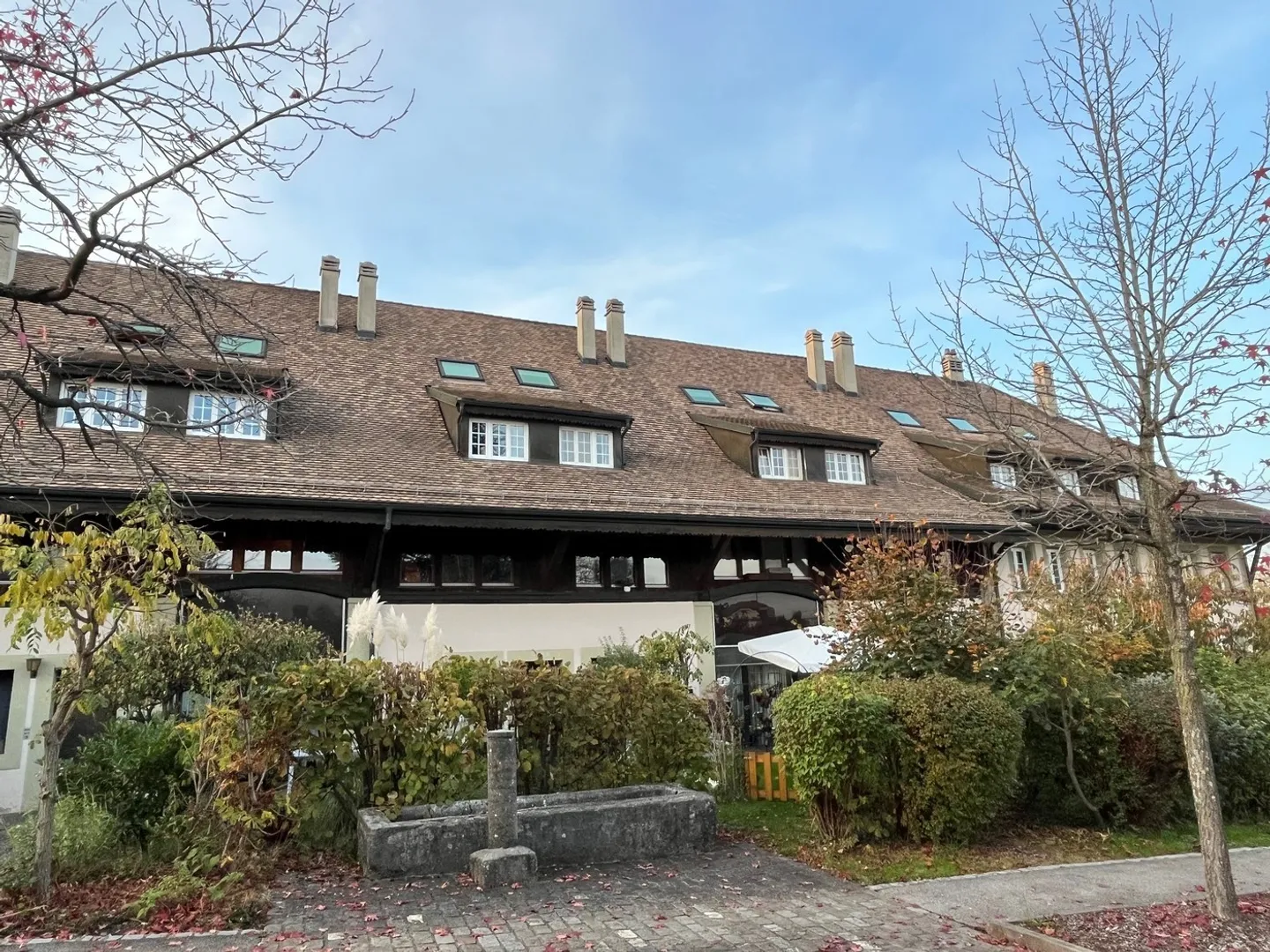 Partially renovated 4.5-room apartment in a renovated farmhouse - Photo 1 of 13