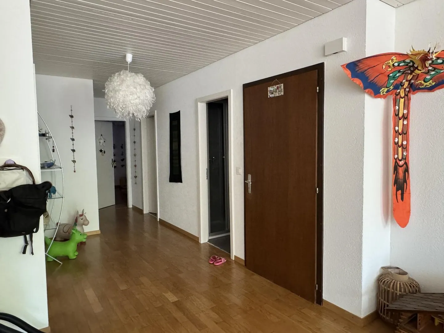 Partially renovated 4.5-room apartment in a renovated farmhouse - Photo 2 of 13