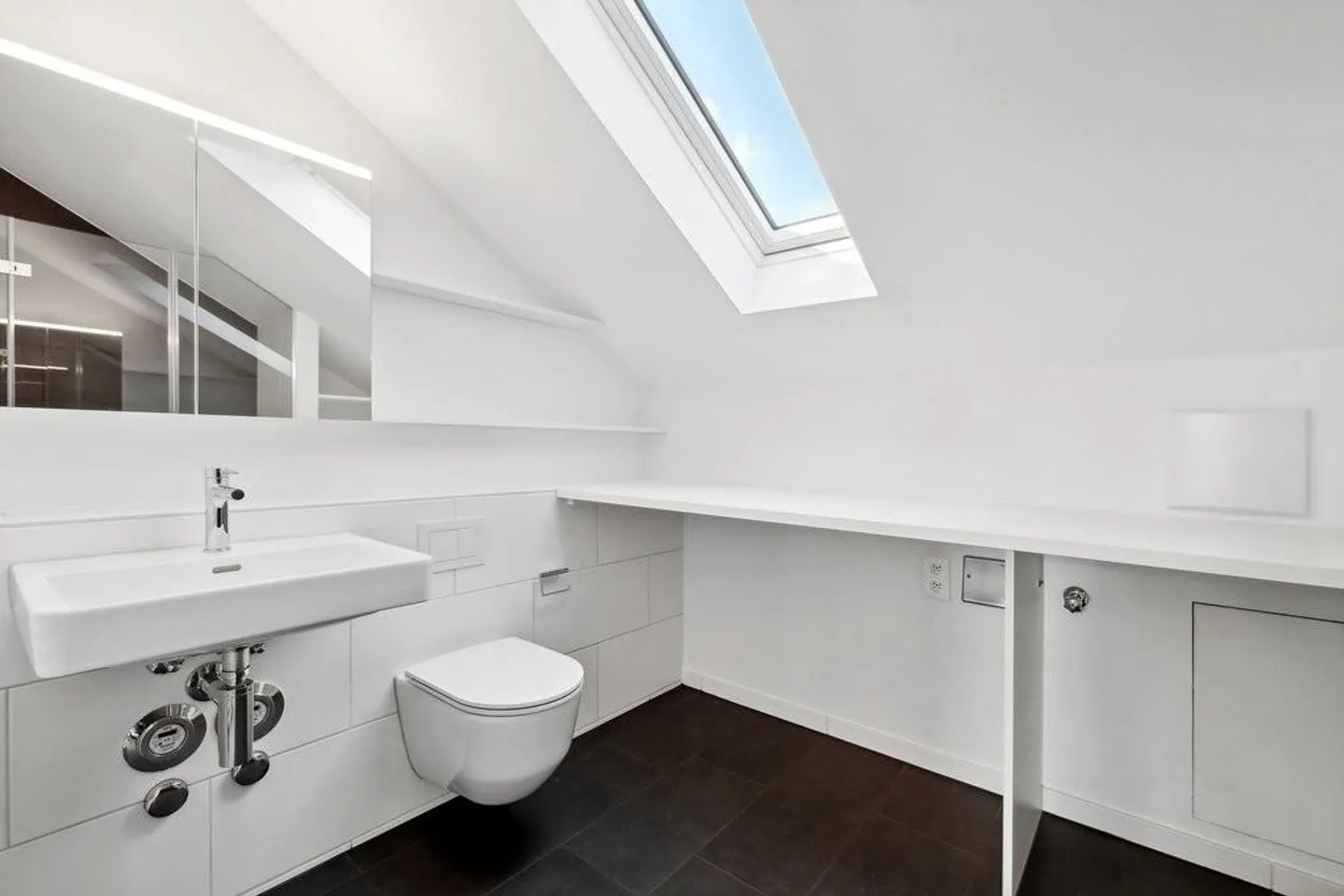 Freshly renovated attic apartment in a quiet property - Photo 7 of 9