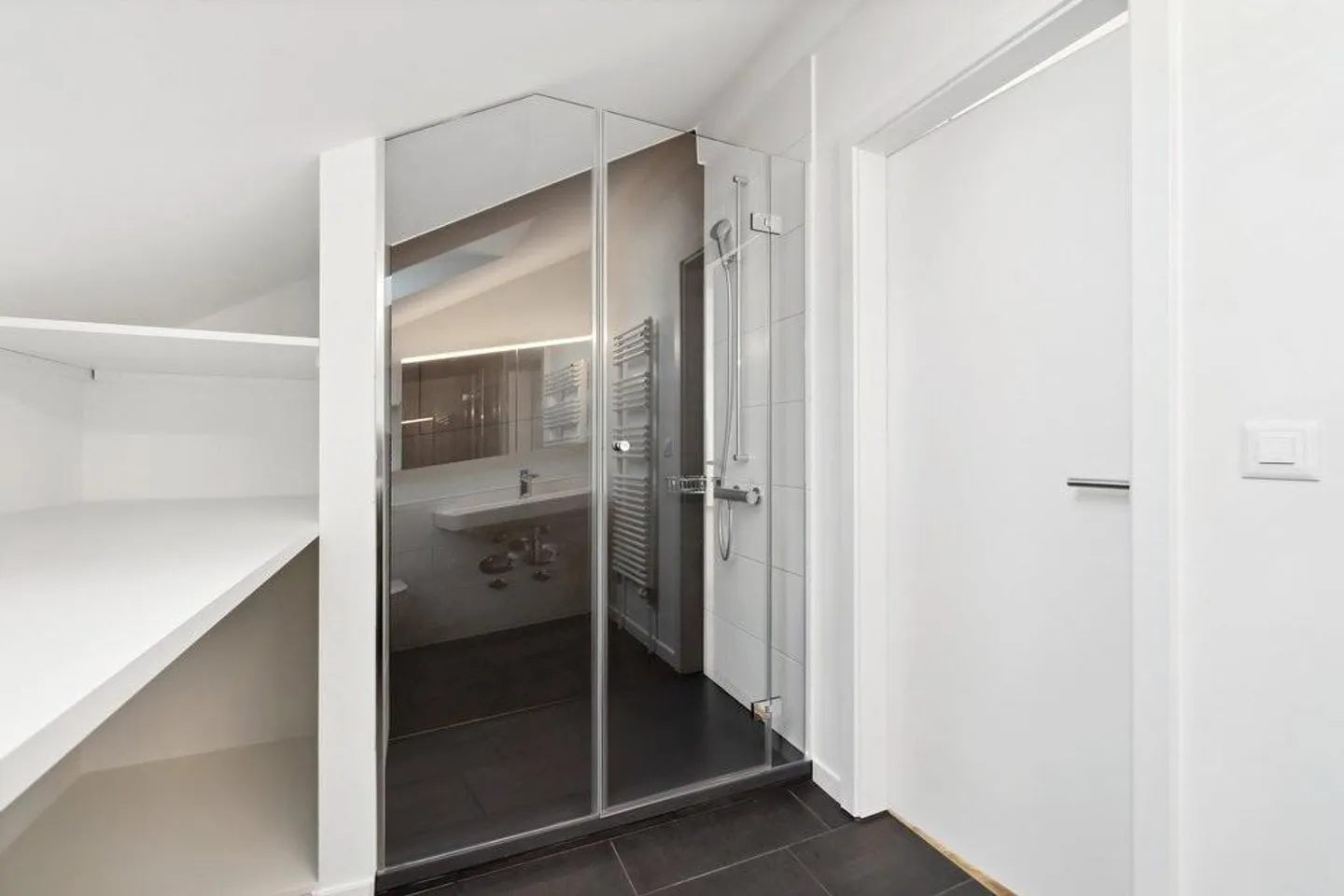 Freshly renovated attic apartment in a quiet property - Photo 8 of 9