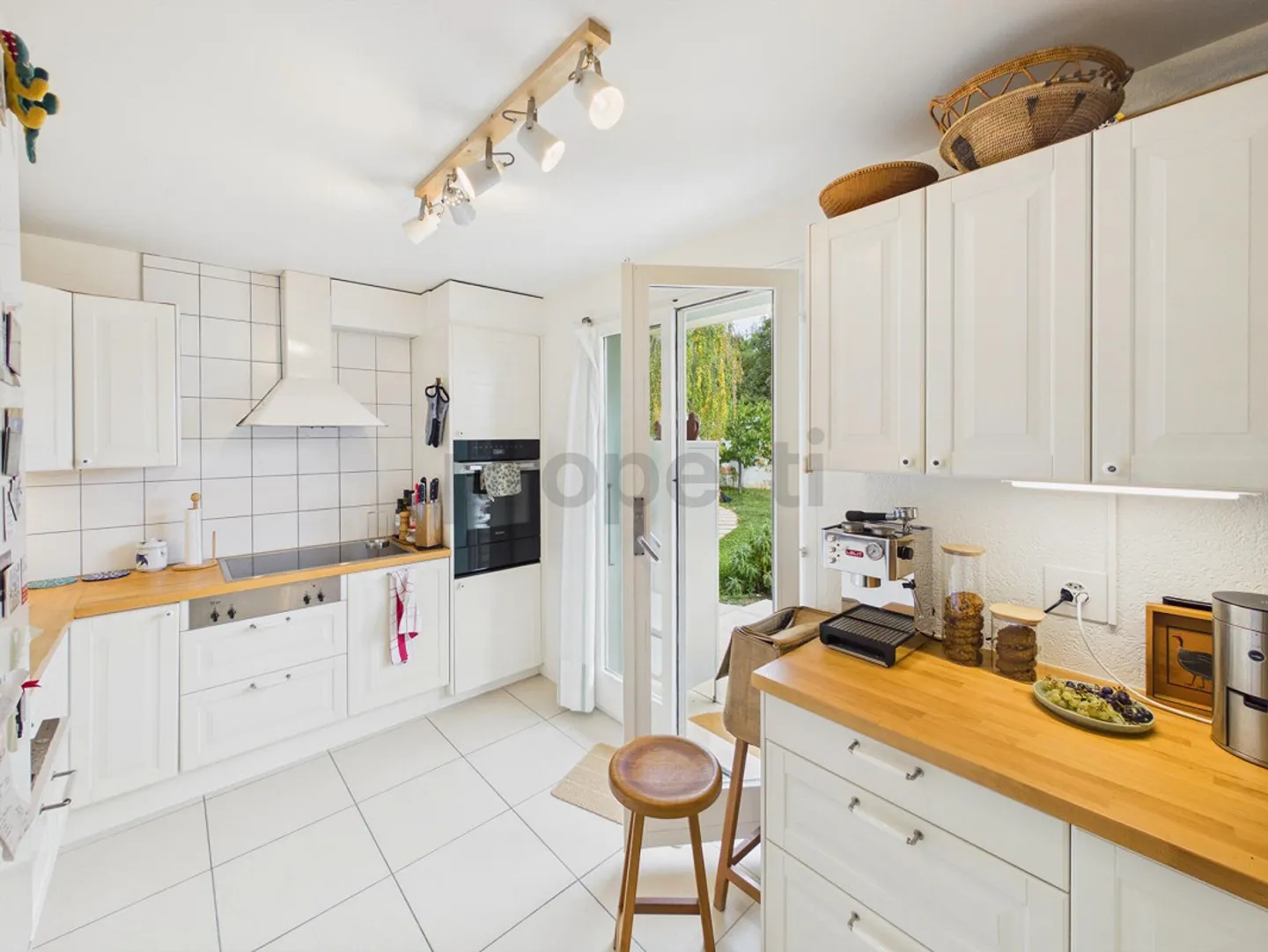 Large garden, magnificent veranda, bright ground floor, 4 bedrooms... - Photo 6 of 14