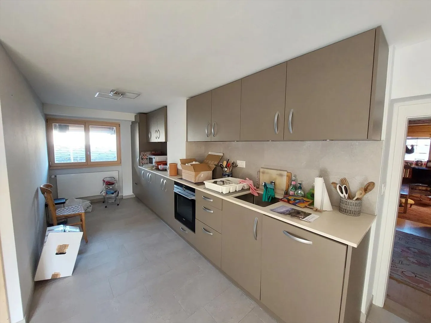 Appartement charmant partiellement rénové au cœur du village de Lens - Photo 3 sur 8