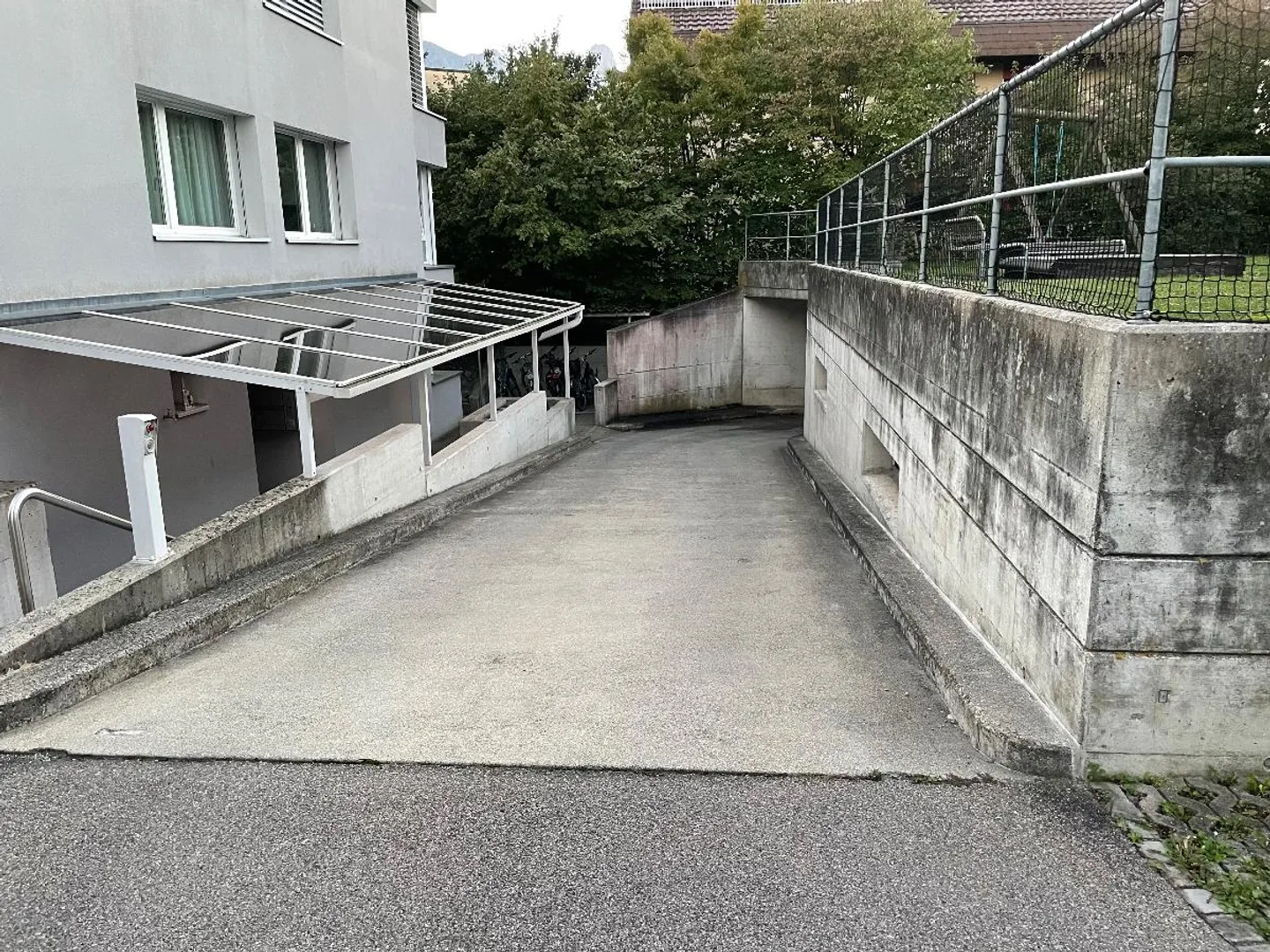 Outdoor parking space for rent - Photo 2 of 4