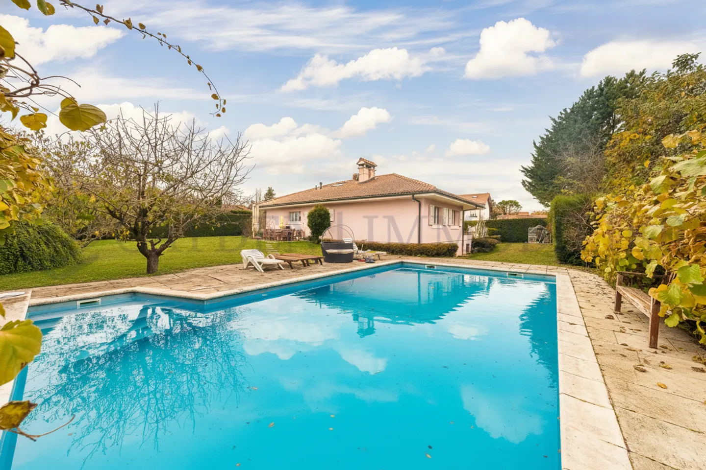 Einzelvilla mit Pool - Foto 1 von 4