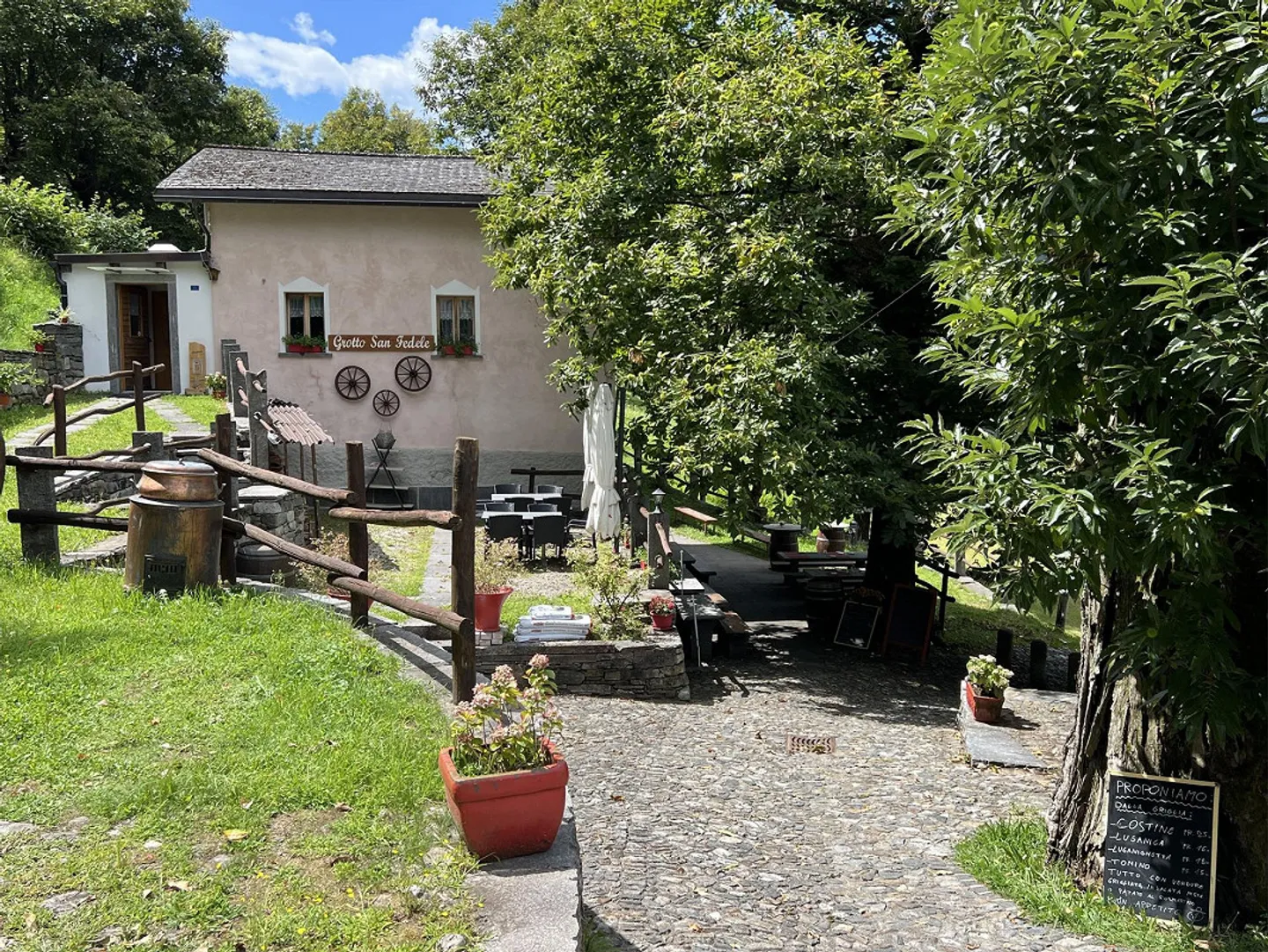 Cave with 4 rooms, rustic extension and large green area in Roveredo (GR) - Photo 3 of 13