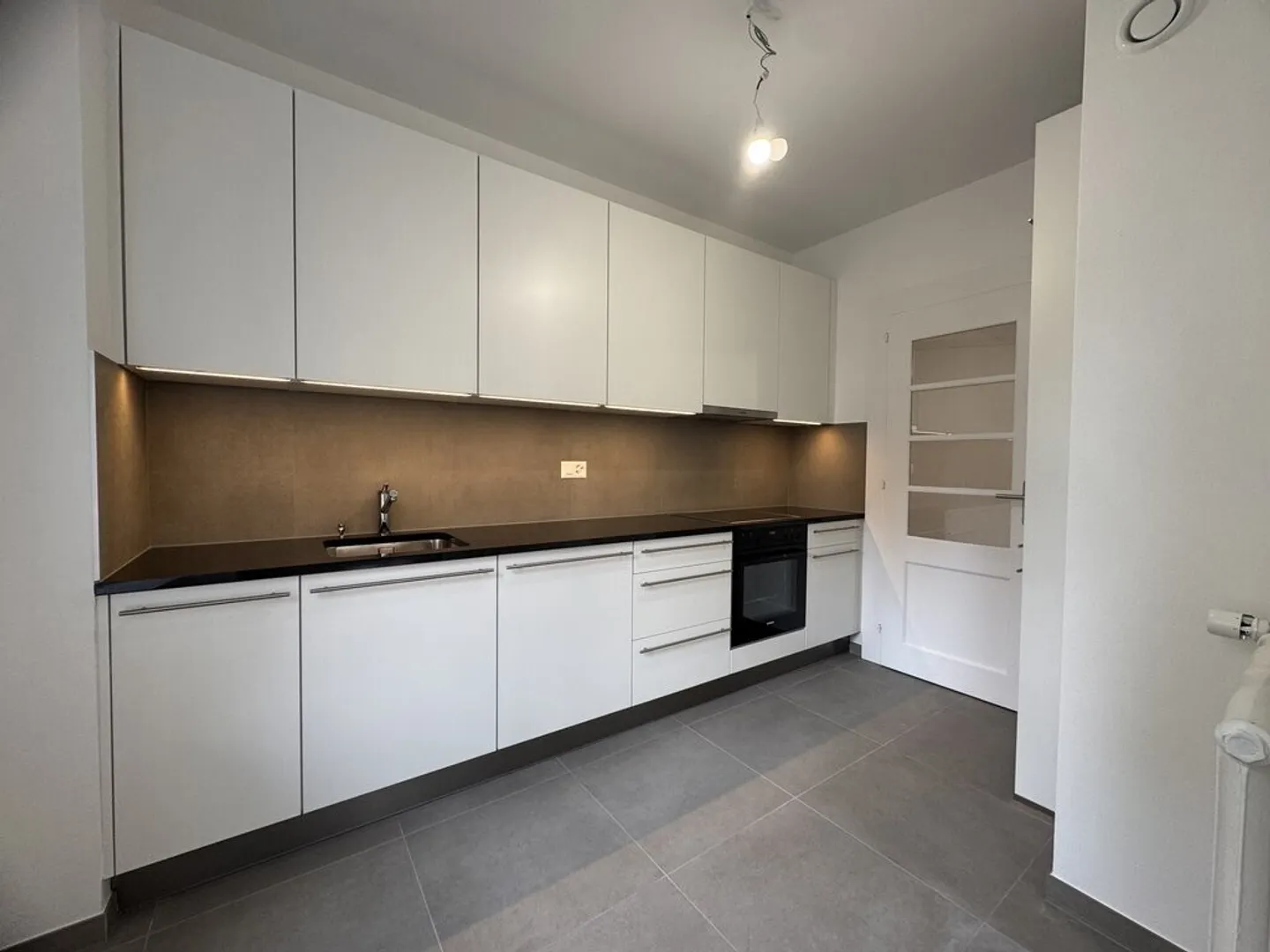 Appartement avec 3 Chambres Entièrement Rénové - Photo 2 sur 8