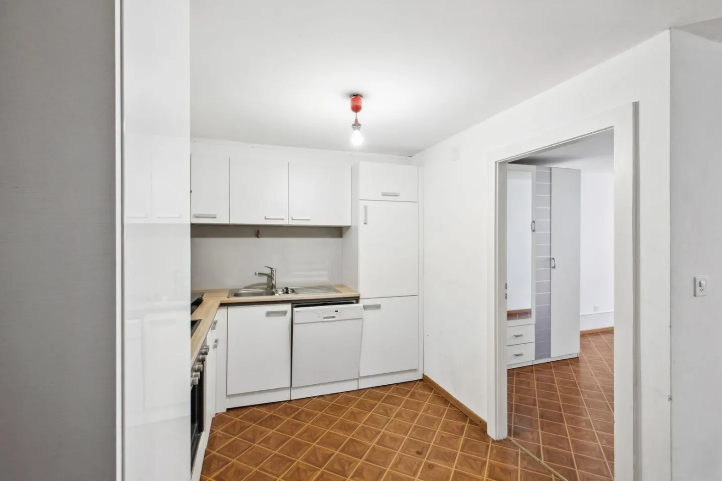 Mixed-use building - Net yield of 6%, tenants in place - Photo 11 of 12