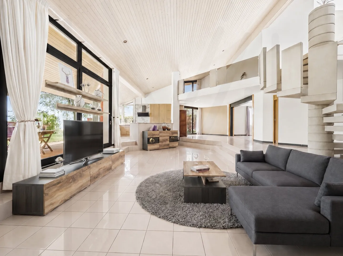 Architectural Villa with Stunning Views - Photo 4 of 17