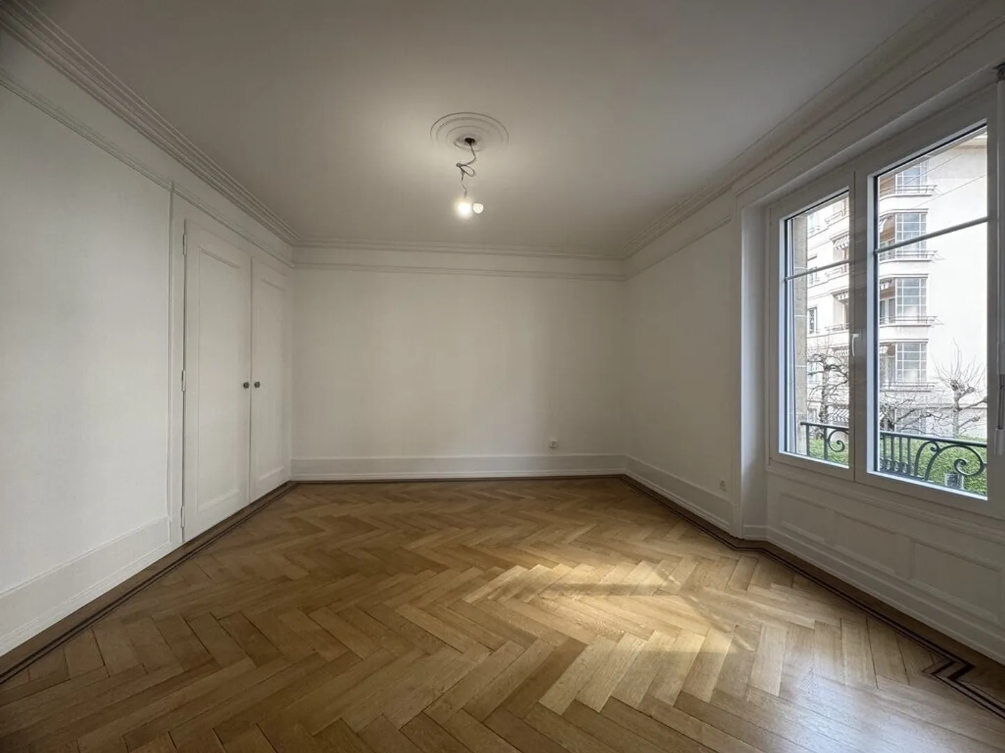 Appartement avec 3 Chambres Entièrement Rénové - Photo 5 sur 8