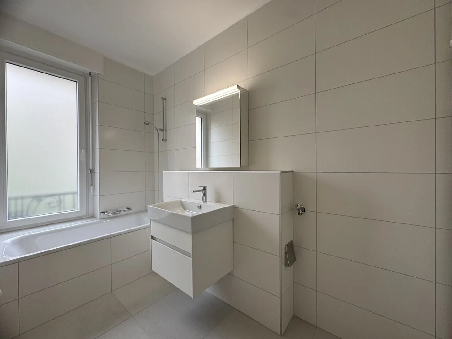 Appartement avec 3 Chambres Entièrement Rénové - Photo 7 sur 8