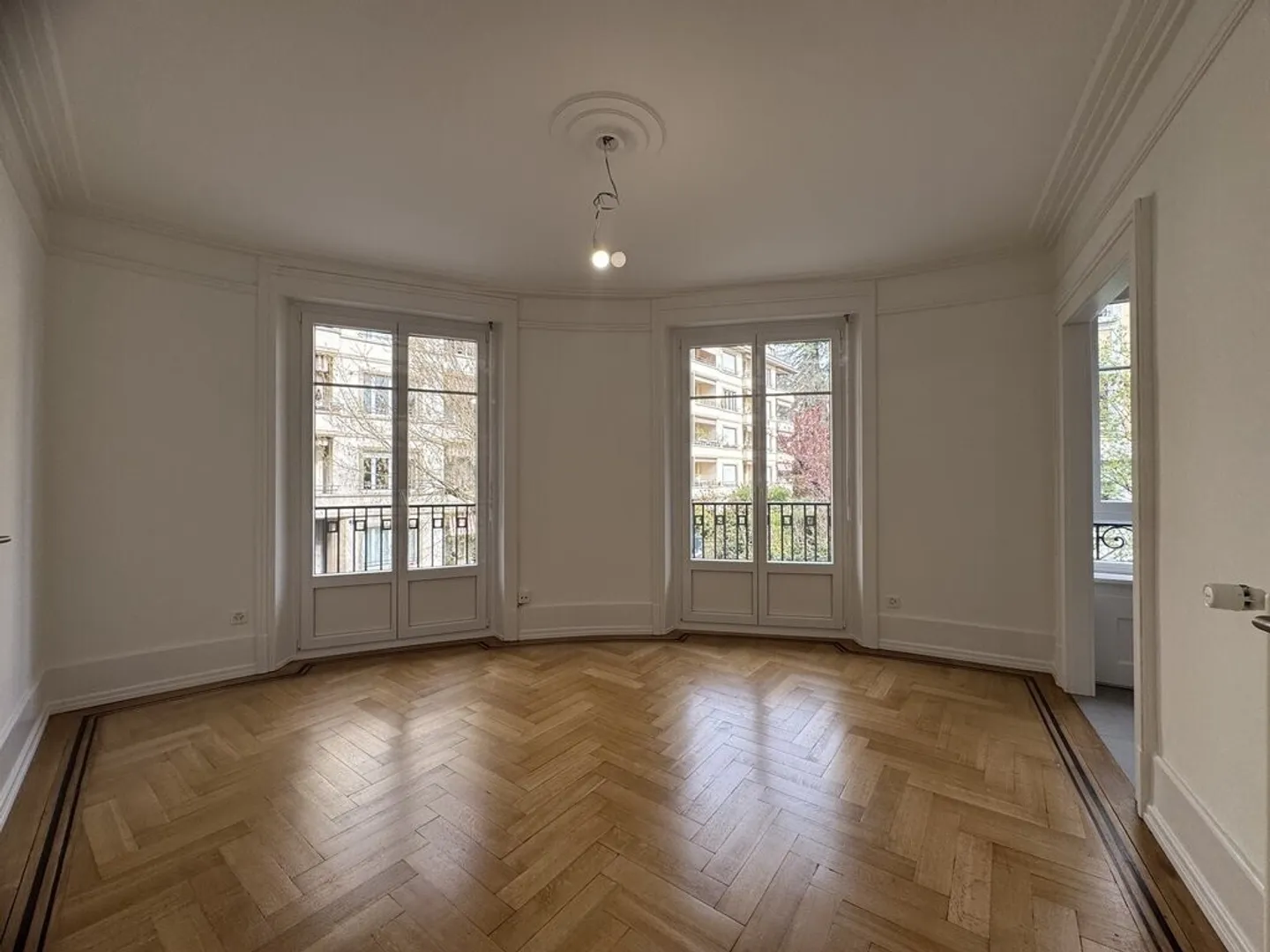 Appartement avec 3 Chambres Entièrement Rénové - Photo 3 sur 8