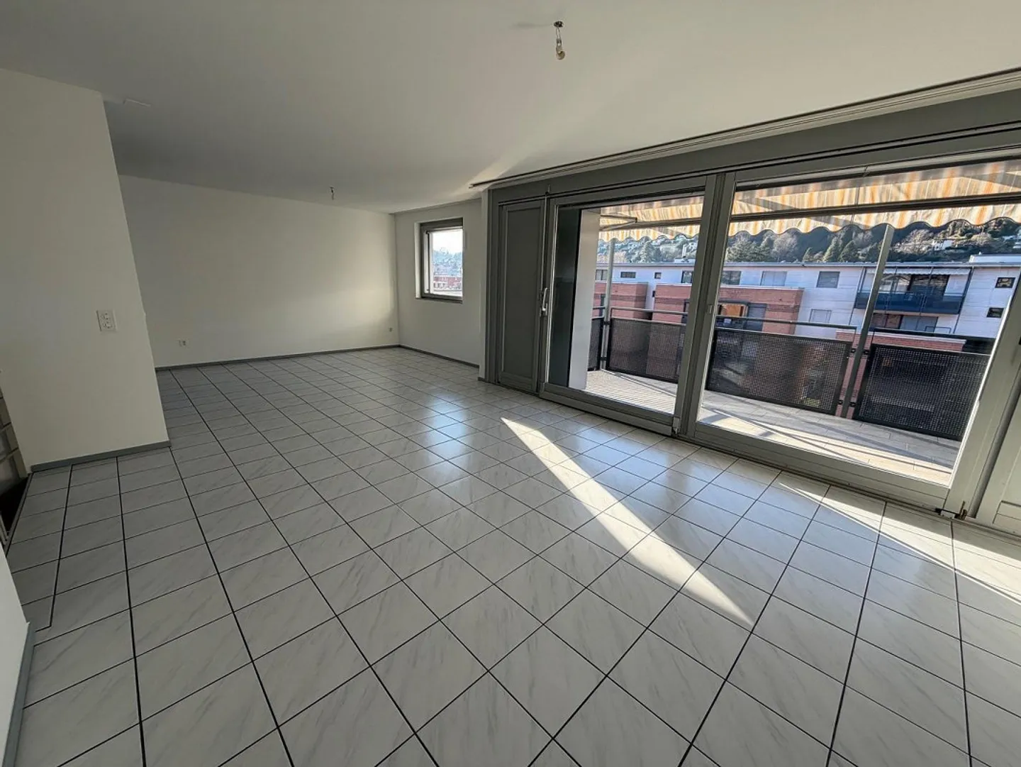 Spacious and bright 4.5-room duplex in Agno with panoramic view - Photo 3 of 9