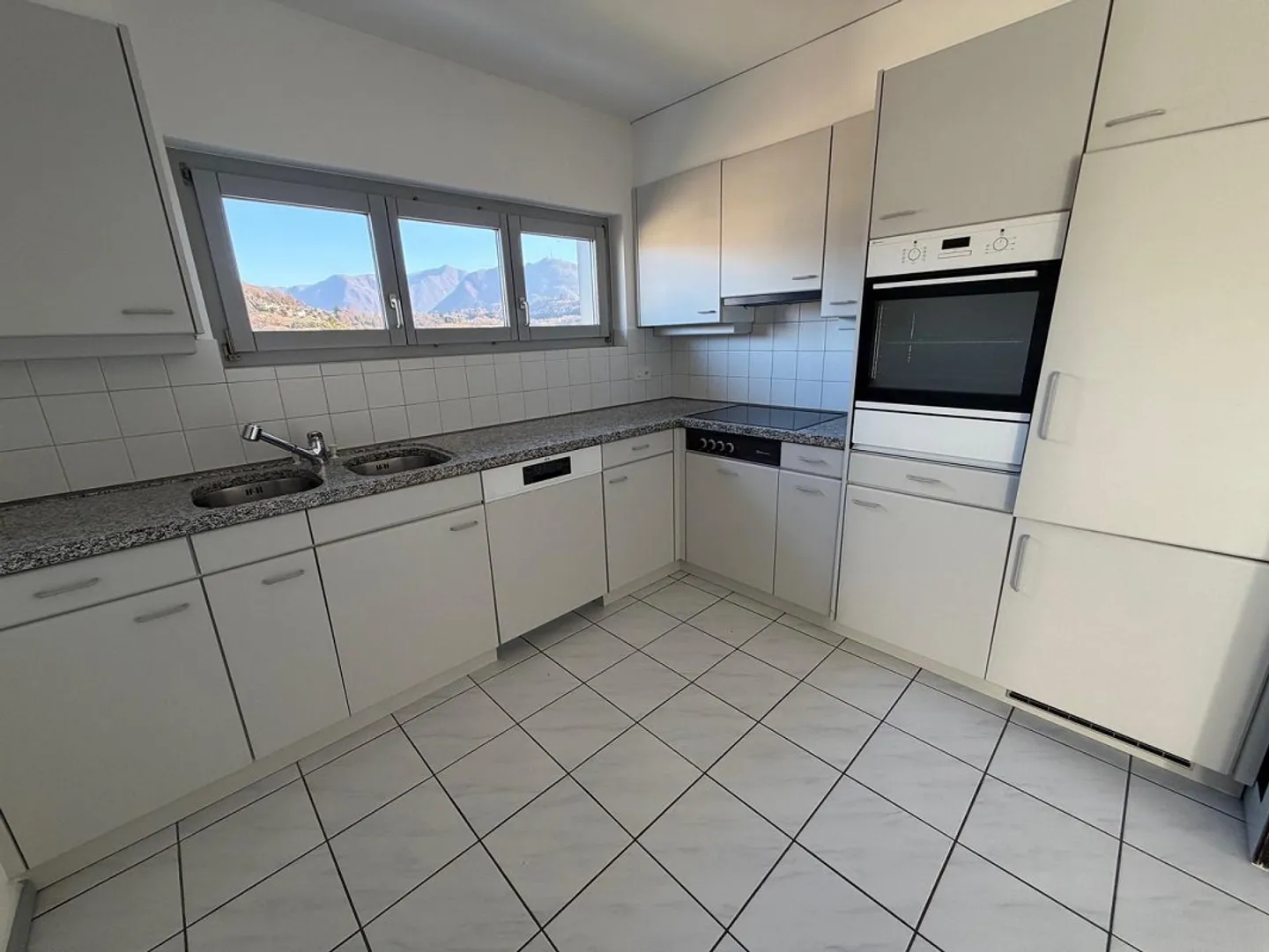 Spacious and bright 4.5-room duplex in Agno with panoramic view - Photo 4 of 9