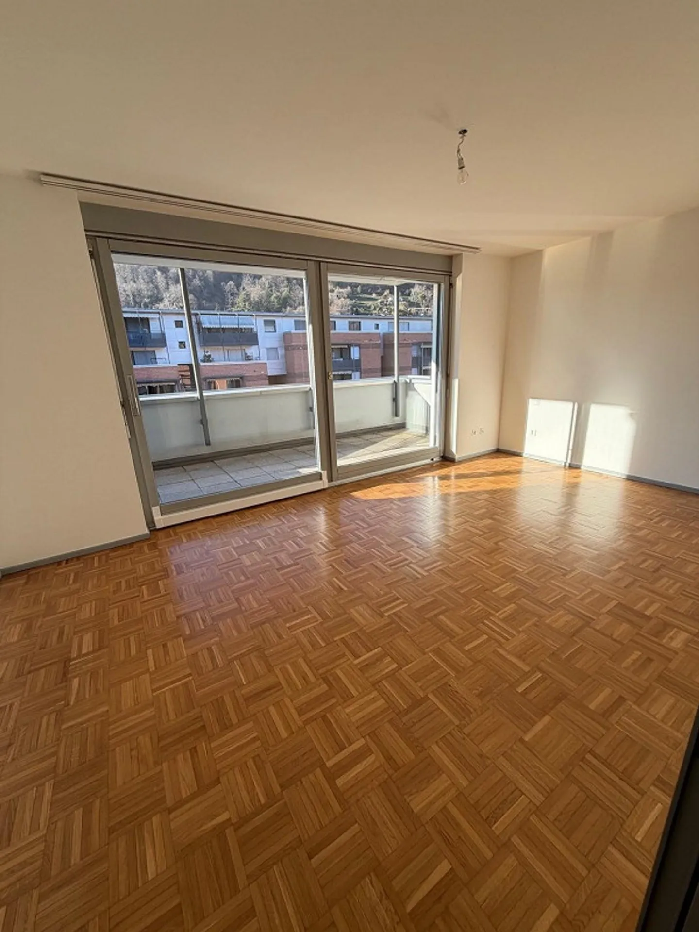 Spacious and bright 4.5-room duplex in Agno with panoramic view - Photo 5 of 9