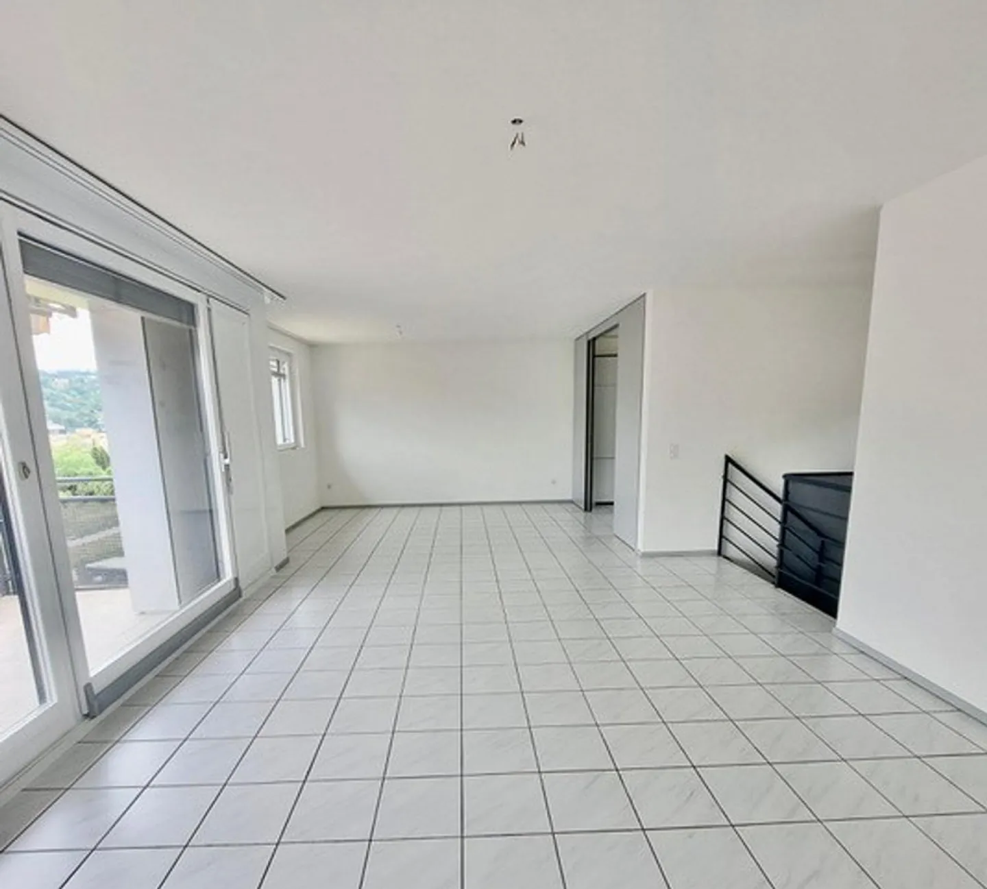 Spacious and bright 4.5-room duplex in Agno with panoramic view - Photo 2 of 9