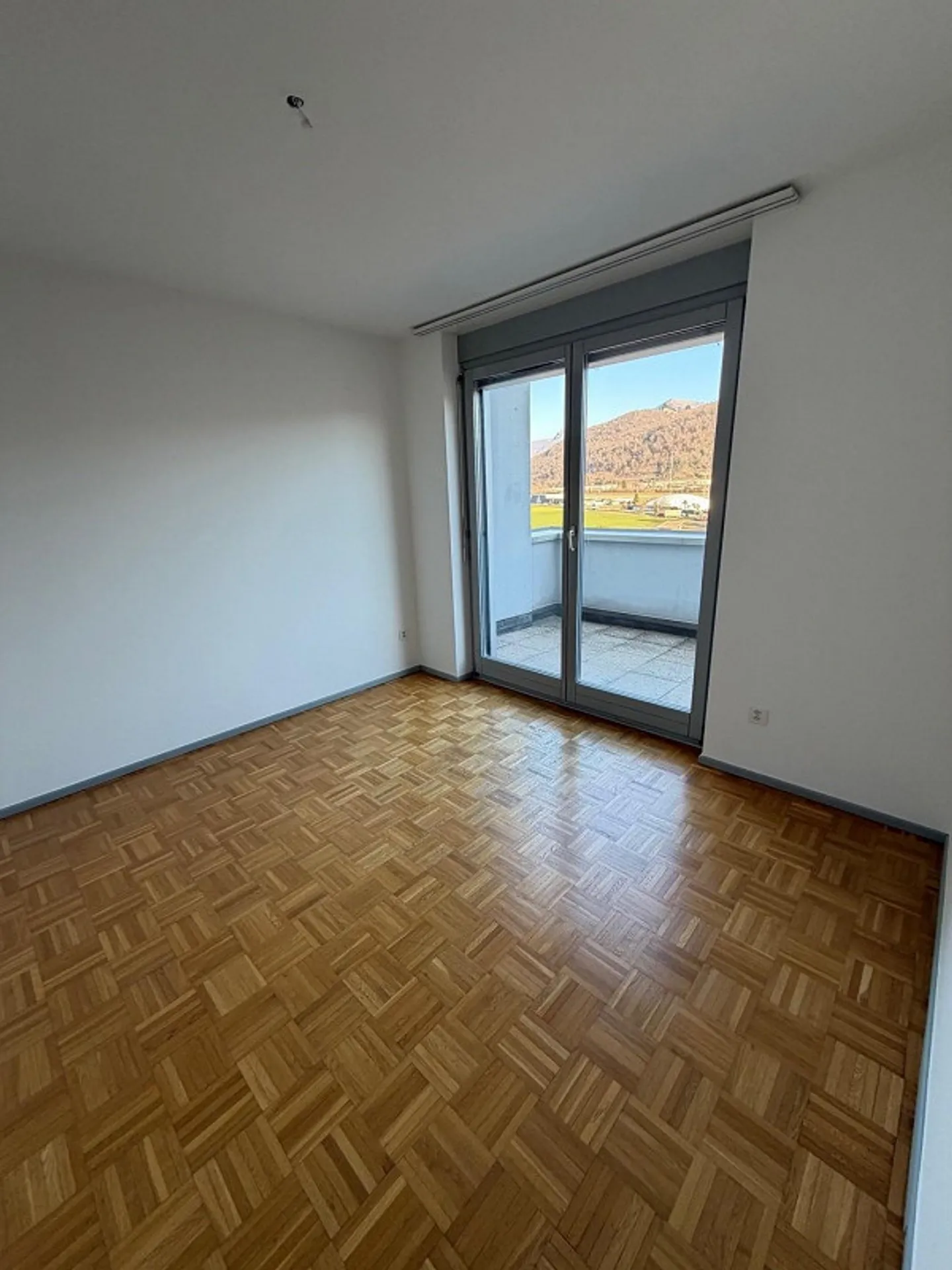 Spacious and bright 4.5-room duplex in Agno with panoramic view - Photo 7 of 9