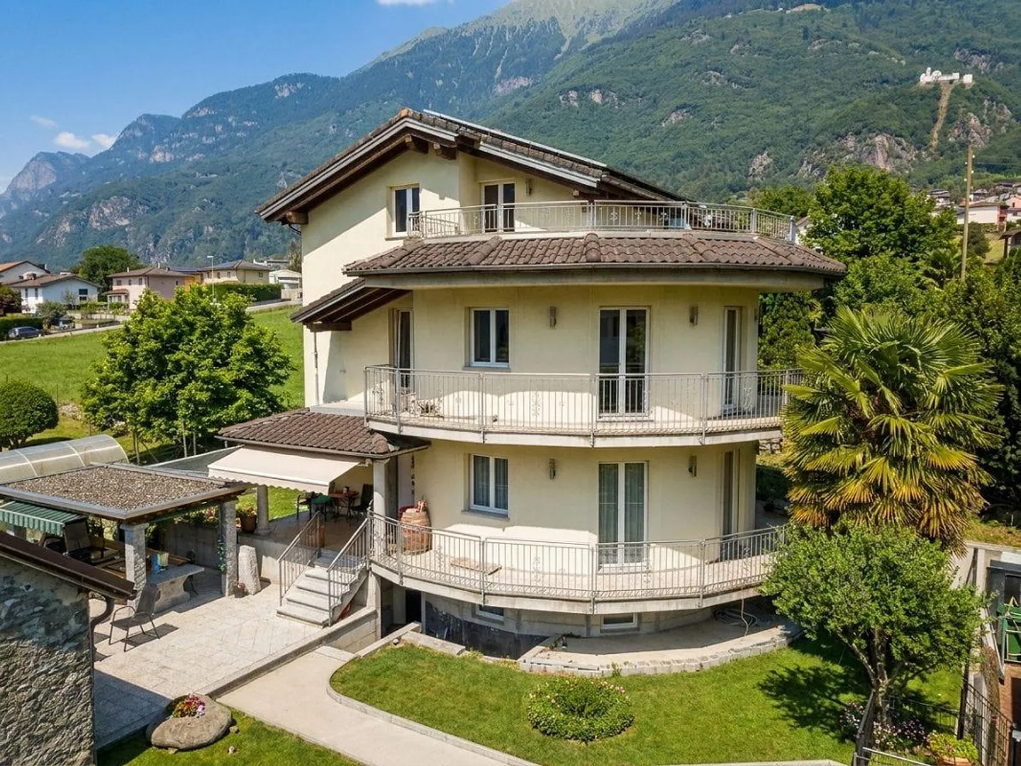 Maison individuelle avec 6,5 pièces, terrasses et jardin à Claro - Photo 1 sur 13