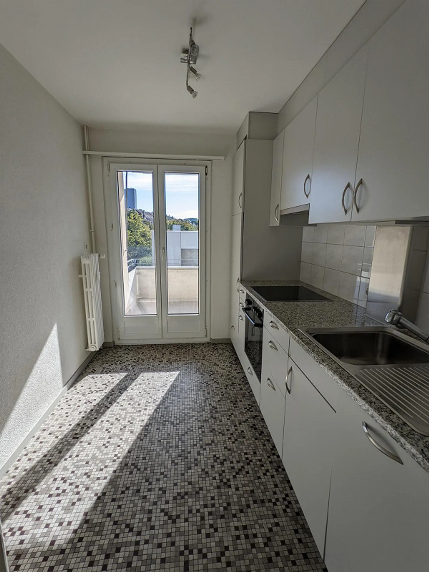 1-room apartment with balcony (3rd floor with elevator) near Aeschenplatz - Photo 2 of 7