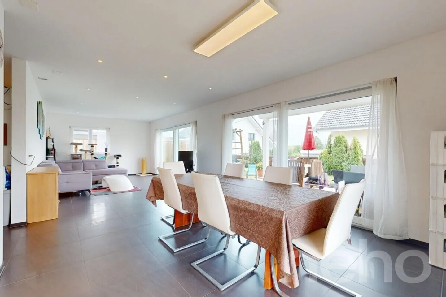 Light-flooded 6.5-room house in a quiet location with plenty of space - Photo 2 of 12