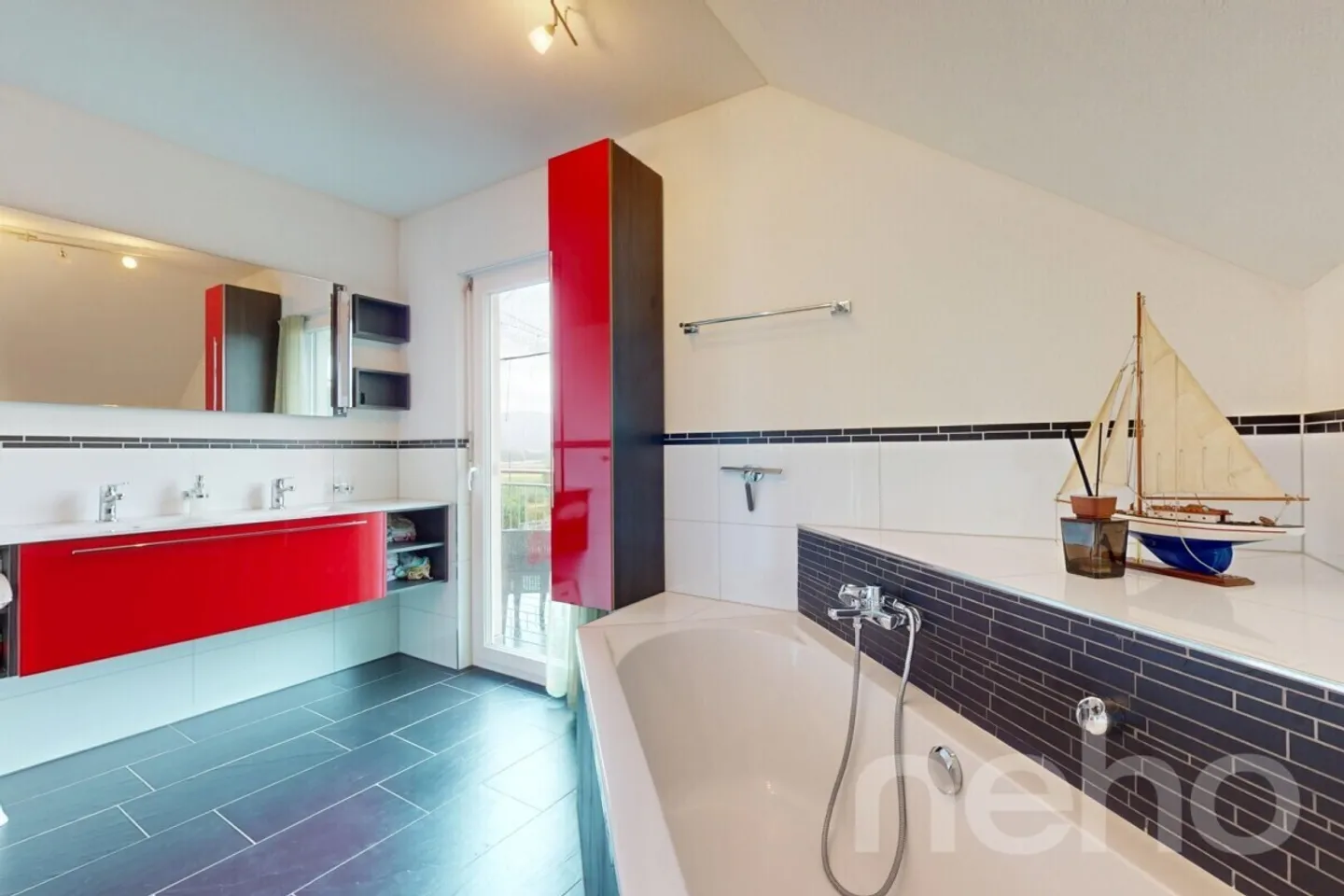 Light-flooded 6.5-room house in a quiet location with plenty of space - Photo 8 of 12