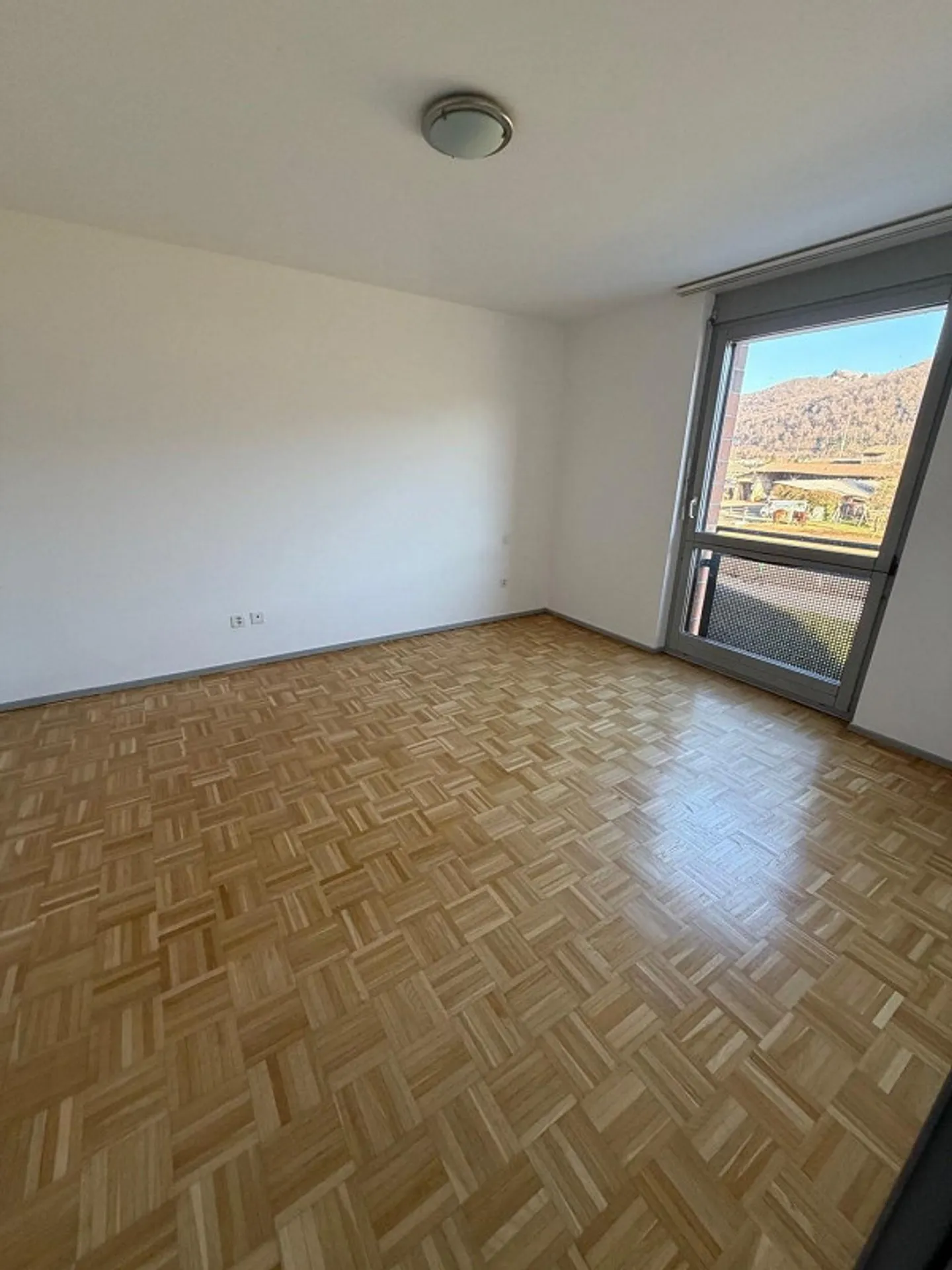 Bright 2.5-room apartment in Agno with balcony and garage - Photo 6 of 6