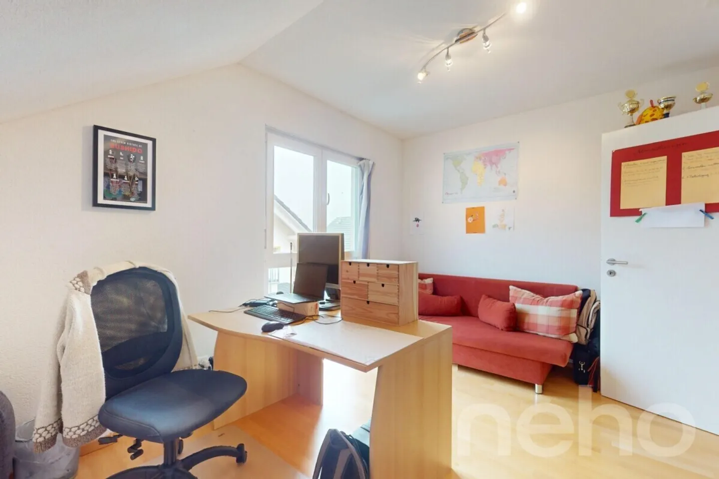 Light-flooded 6.5-room house in a quiet location with plenty of space - Photo 5 of 12