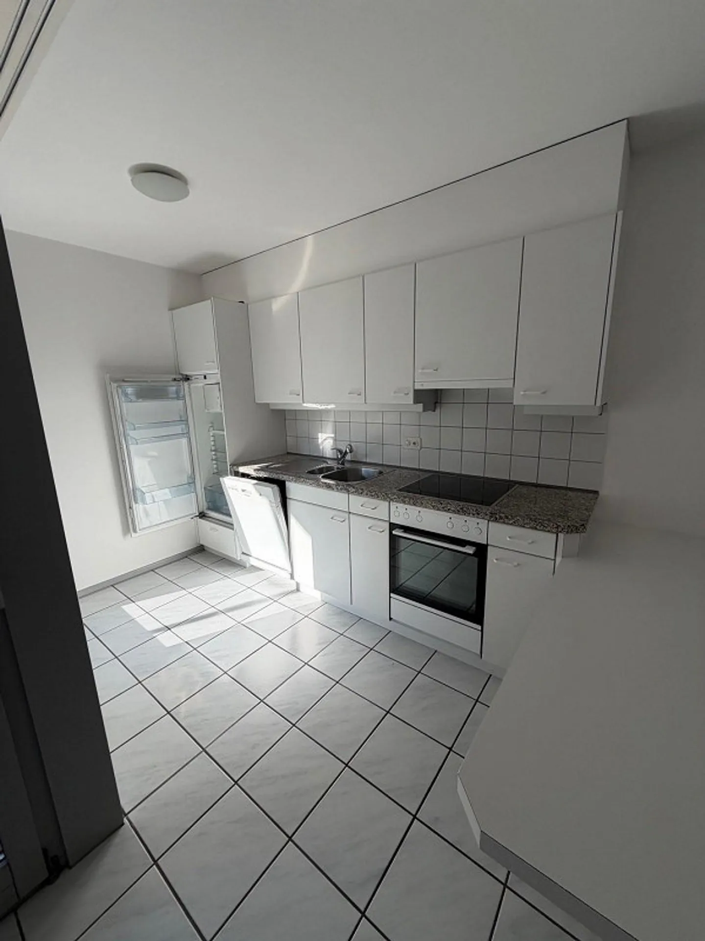 Bright 2.5-room apartment in Agno with balcony and garage - Photo 3 of 6