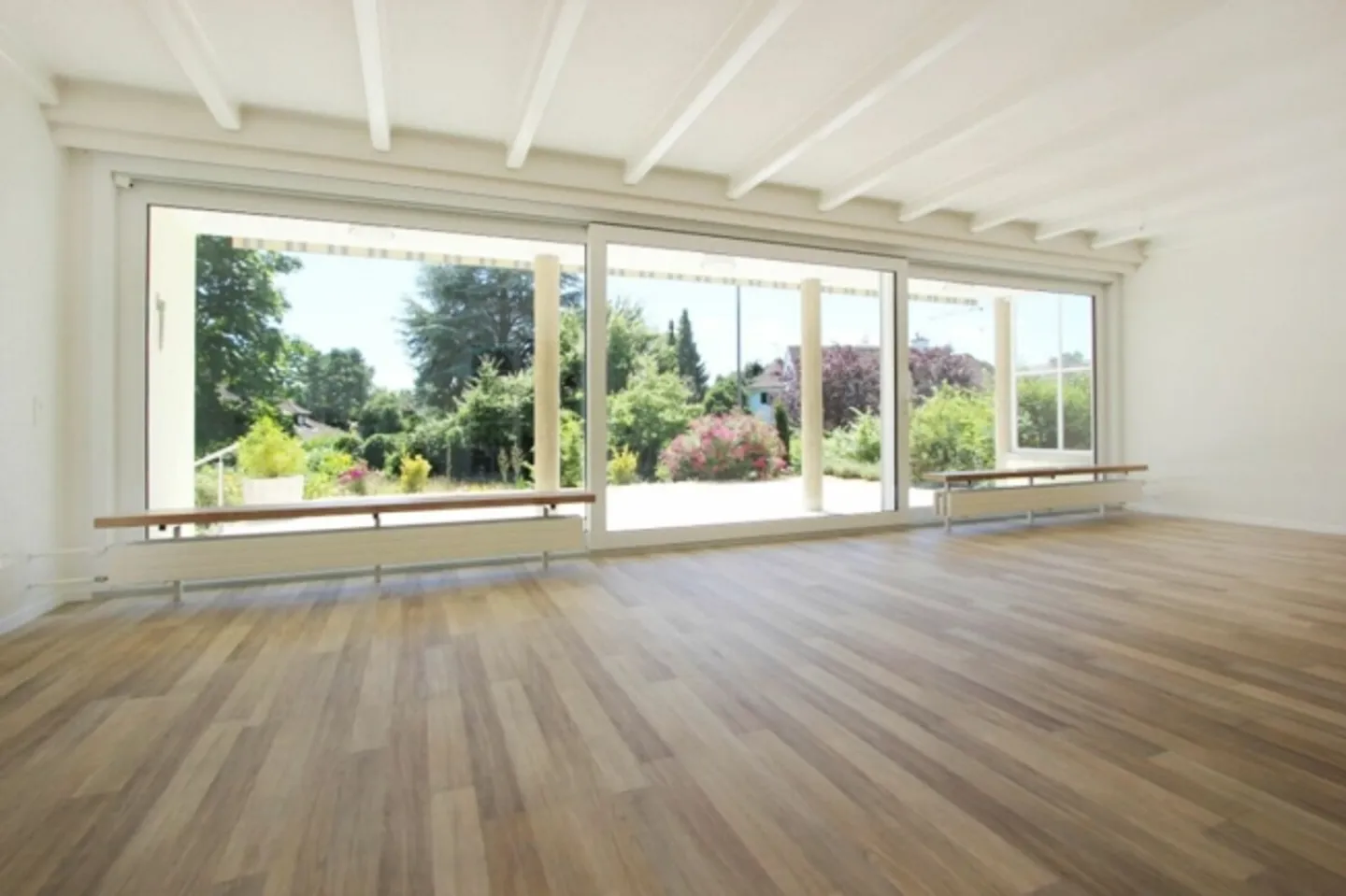 Single-family house with well-kept garden in the popular municipality of Binningen - Photo 3 of 11