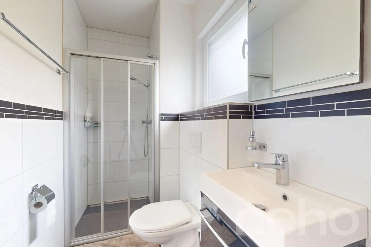 Light-flooded 6.5-room house in a quiet location with plenty of space - Photo 9 of 12