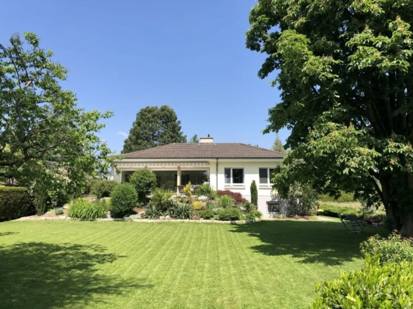 Single-family house with well-kept garden in the popular municipality of Binningen - Photo 1 of 11