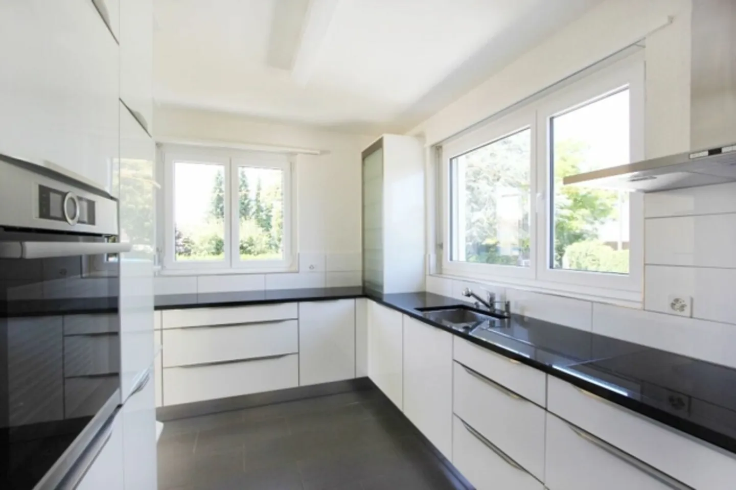 Single-family house with well-kept garden in the popular municipality of Binningen - Photo 6 of 11