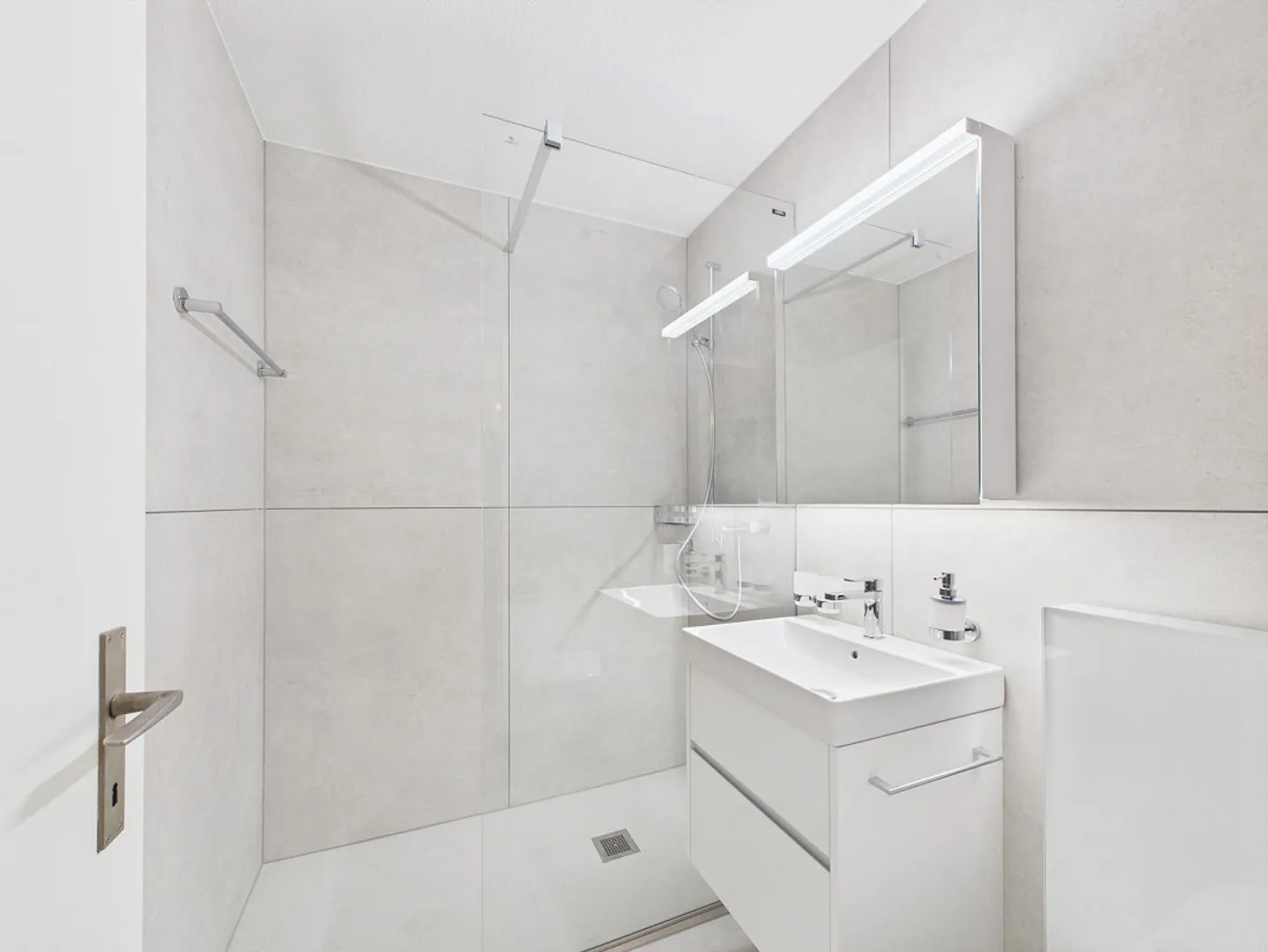 Geräumige Wohnung mit Terrasse - Foto 3 von 11