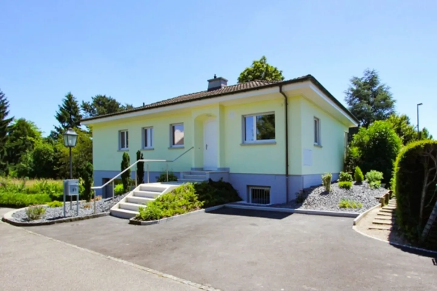 Single-family house with well-kept garden in the popular municipality of Binningen - Photo 11 of 11
