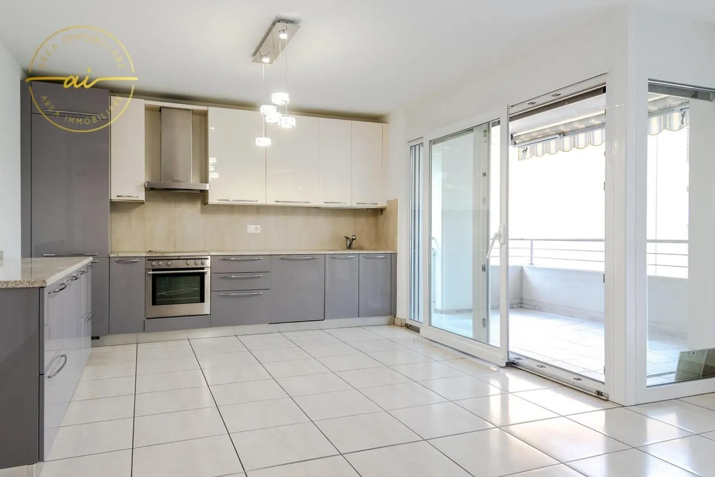 BRIGHT APARTMENT 4.5 ROOMS IN CASTEL SAN PIETRO - Photo 2 of 13