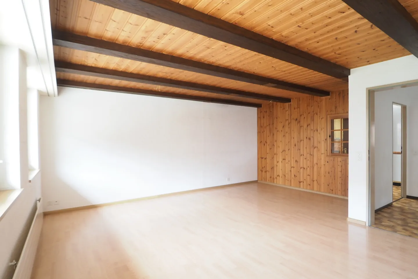 In affitto appartamento di 4,5 stanze con posto auto nel centro del villaggio di Bretzwil - Foto 3 di 10