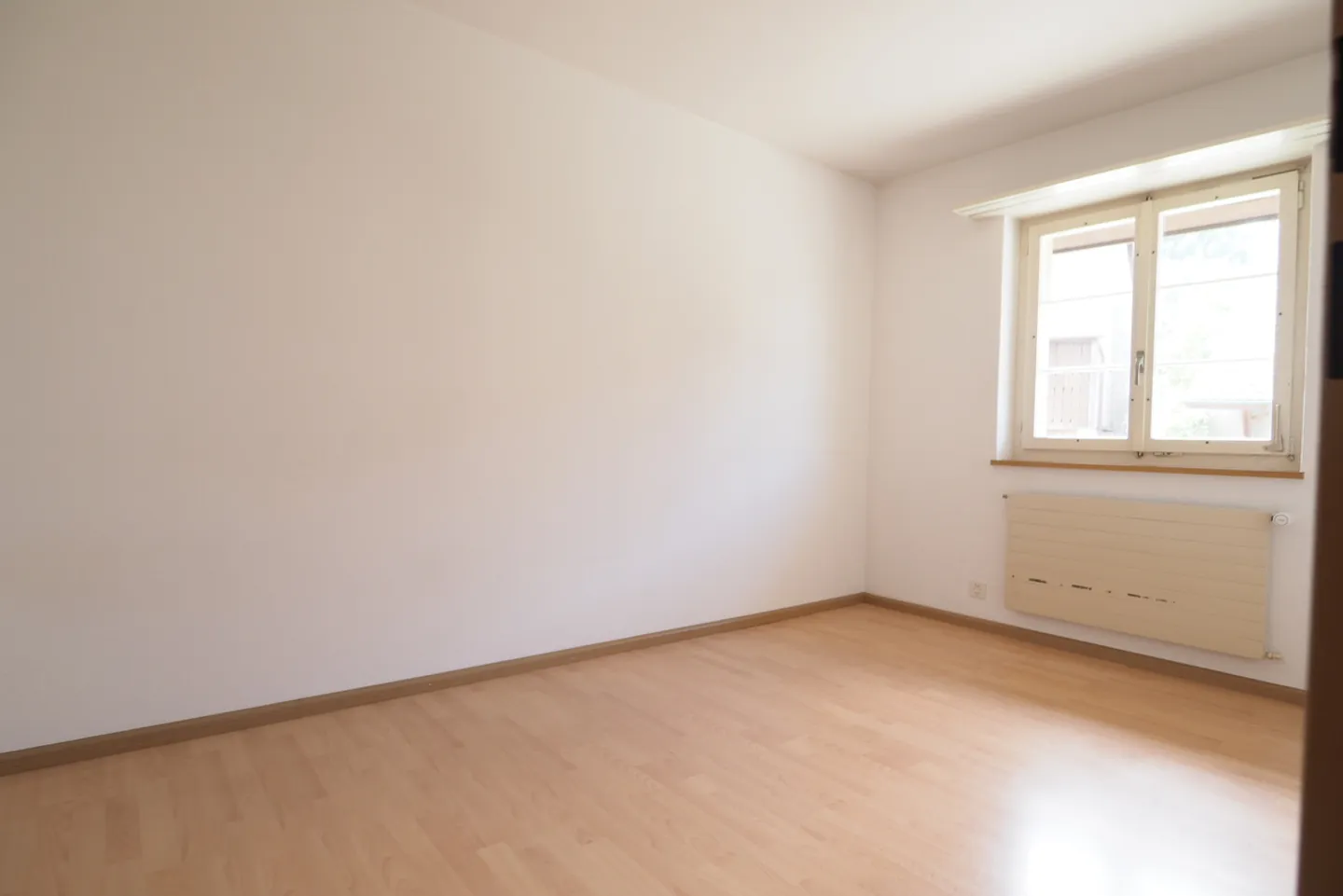 In affitto appartamento di 4,5 stanze con posto auto nel centro del villaggio di Bretzwil - Foto 4 di 10