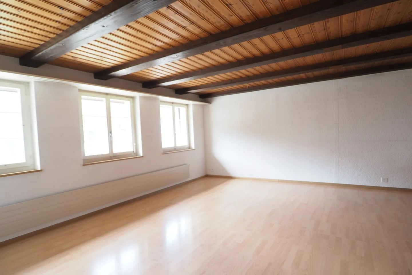 In affitto appartamento di 4,5 stanze con posto auto nel centro del villaggio di Bretzwil - Foto 2 di 10