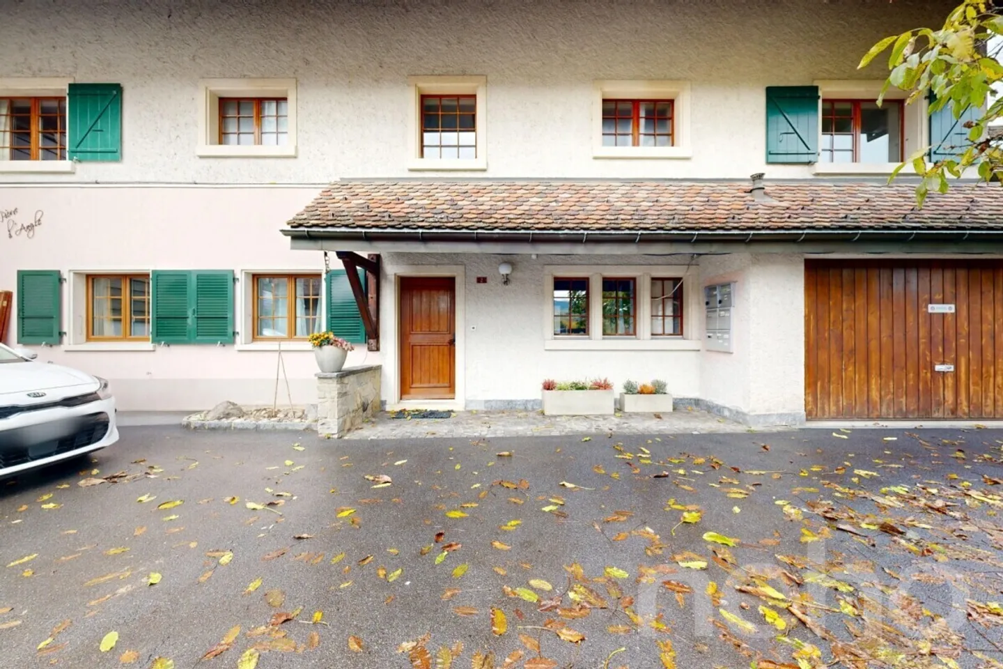 Charming building with barn, storage room and commercial space - Photo 3 of 12