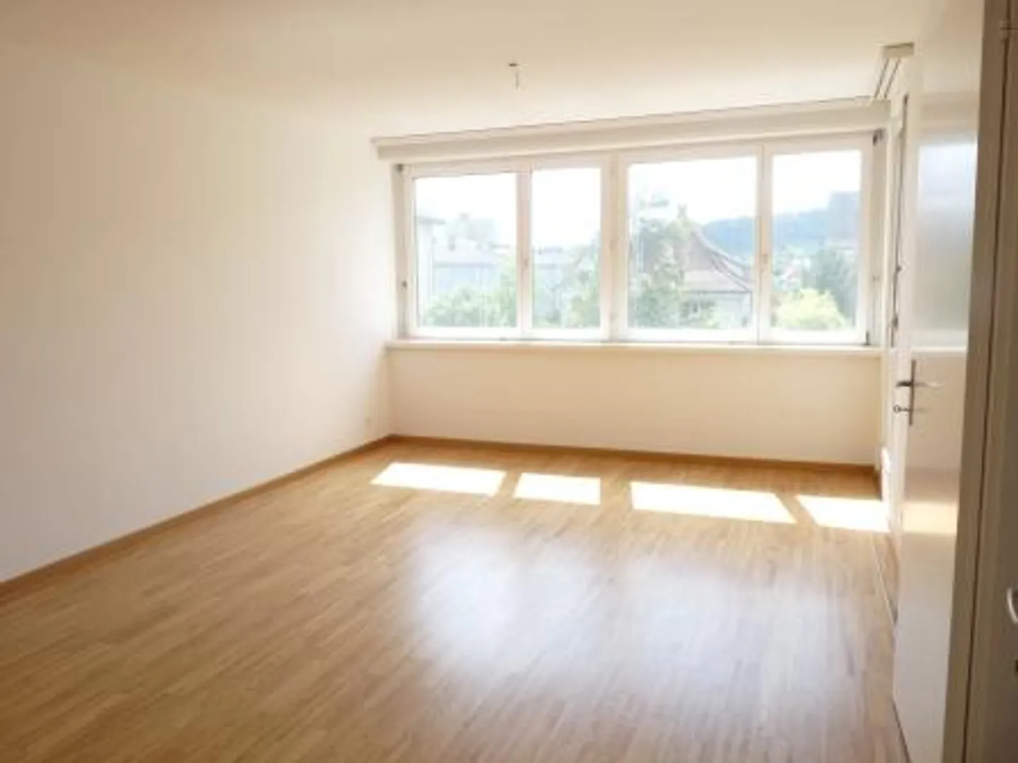Appartement Charmant avec Cuisine Rénovée - Photo 2 sur 5