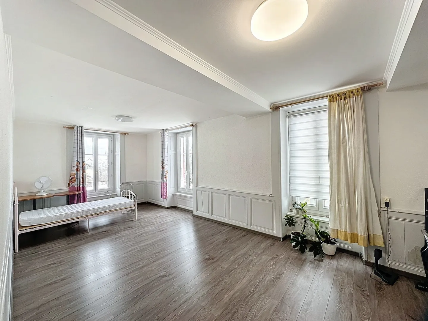 Mixed-use building with restaurant - Photo 12 of 16