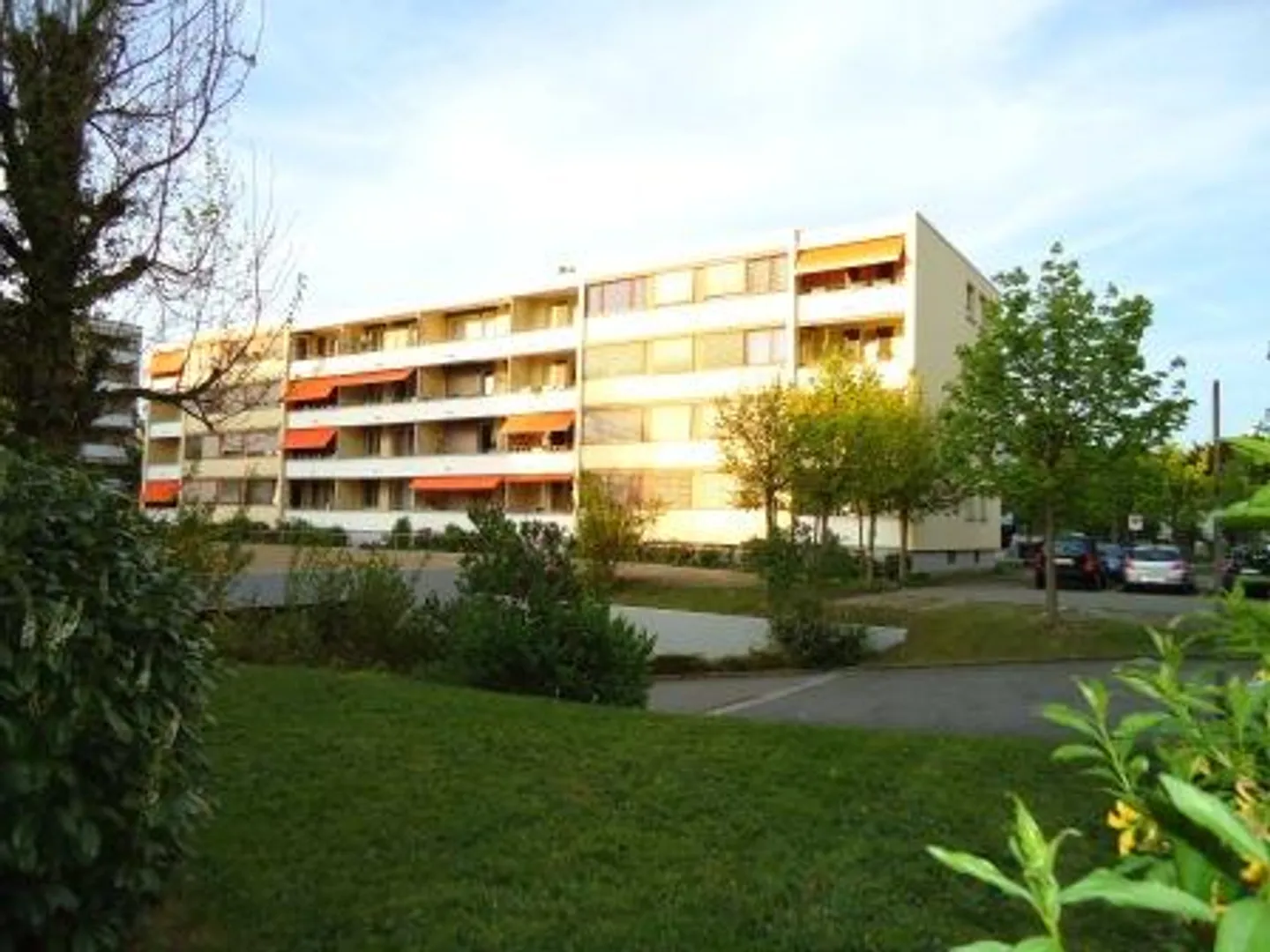 Appartement Charmant avec Cuisine Rénovée - Photo 1 sur 5