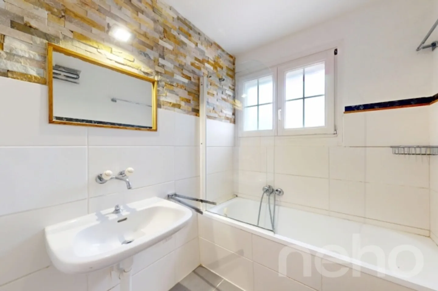 Beautiful bi-family house with integrated garage and sunny garden! - Photo 8 of 13