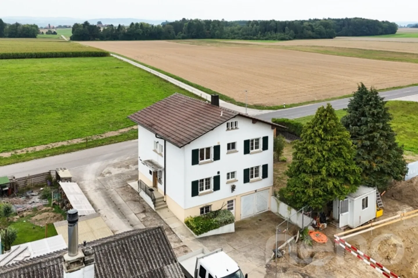 Beautiful bi-family house with integrated garage and sunny garden! - Photo 9 of 13