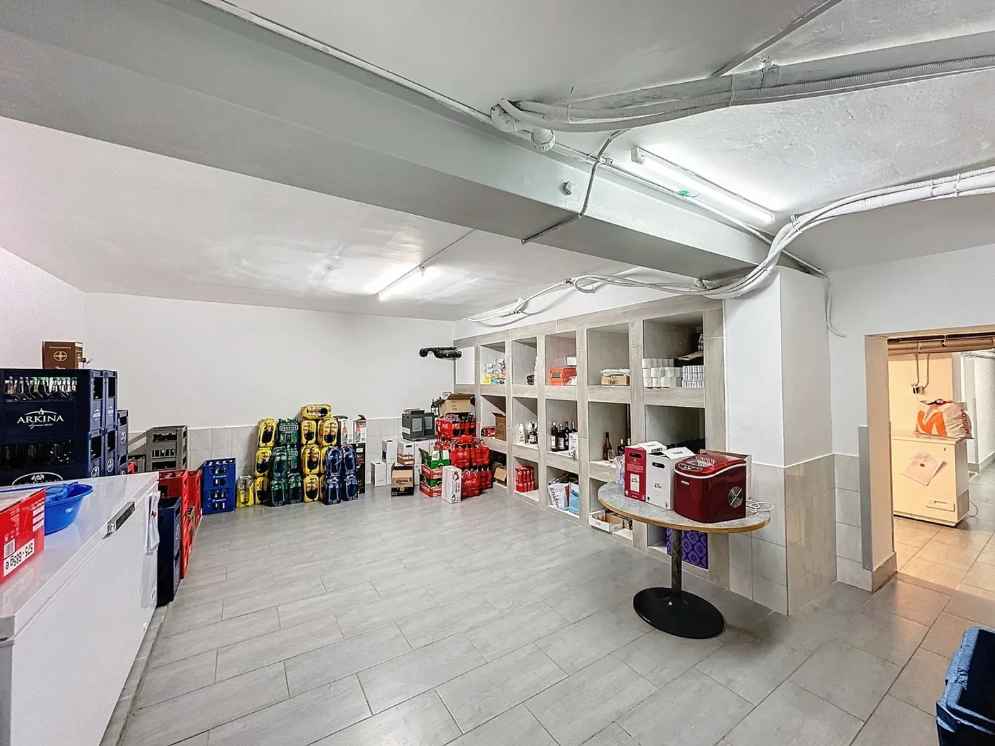 Mixed-use building with restaurant - Photo 7 of 16