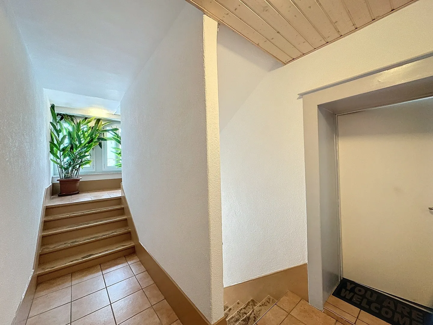 Mixed-use building with restaurant - Photo 14 of 16