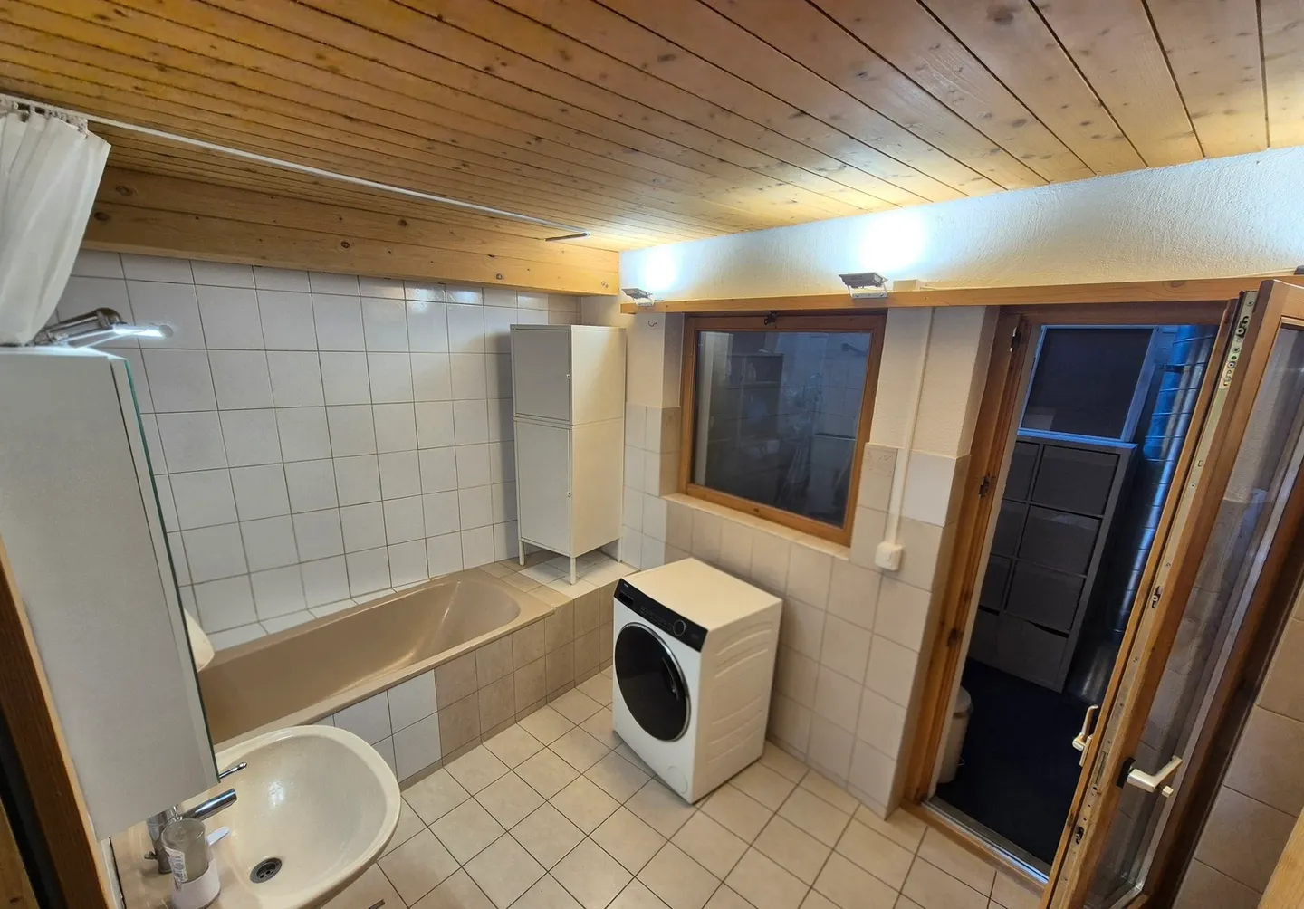 Charming Apartment with Garden Access - Photo 8 of 8
