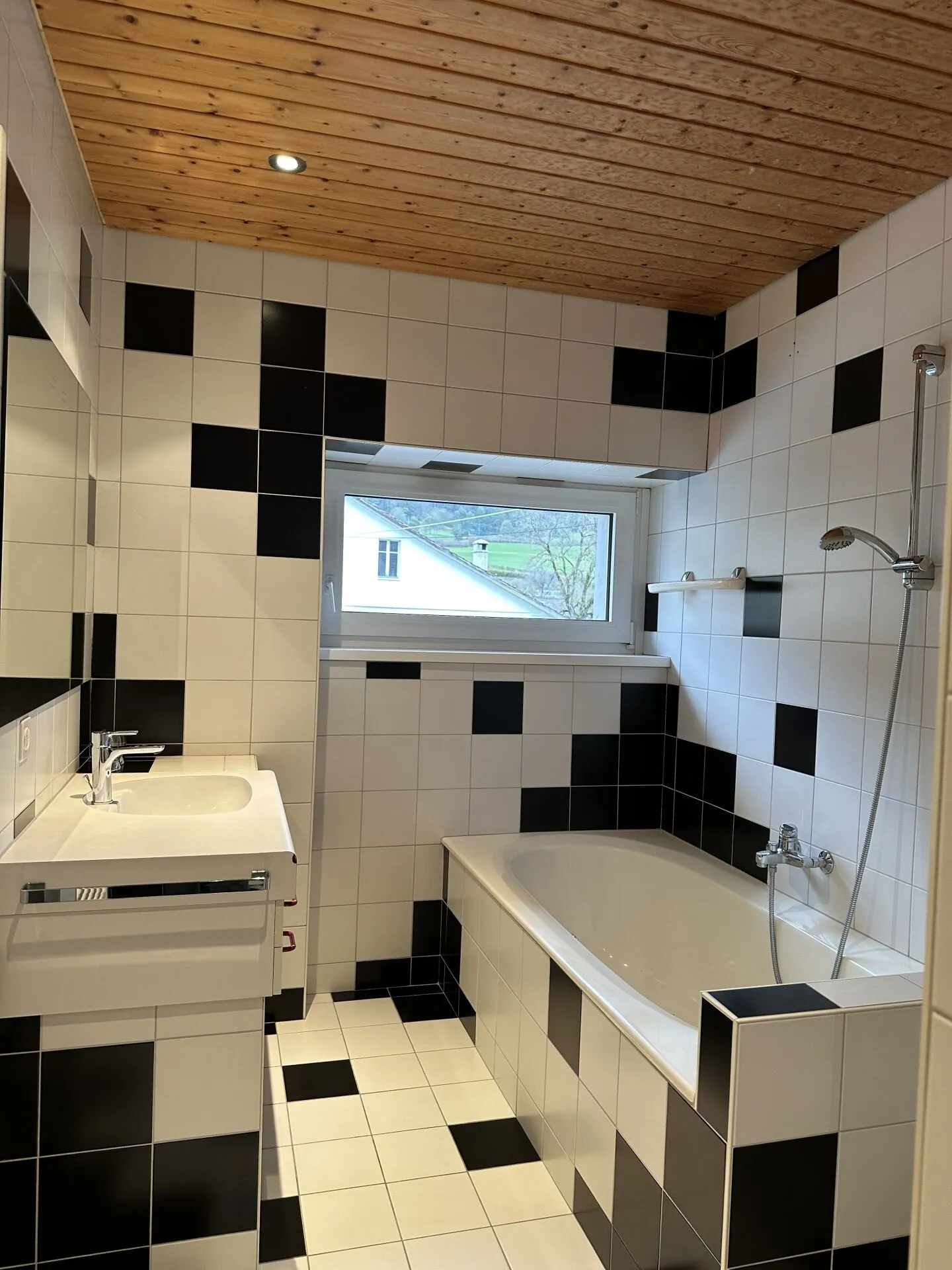 Cortébert, schöne 2,5-Zimmer-Wohnung im Erdgeschoss - Foto 1 von 2