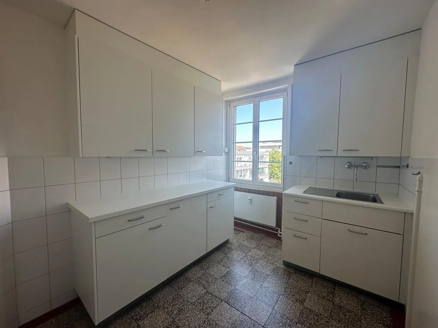Appartement central au 5ème étage avec balcon - Photo 3 sur 12