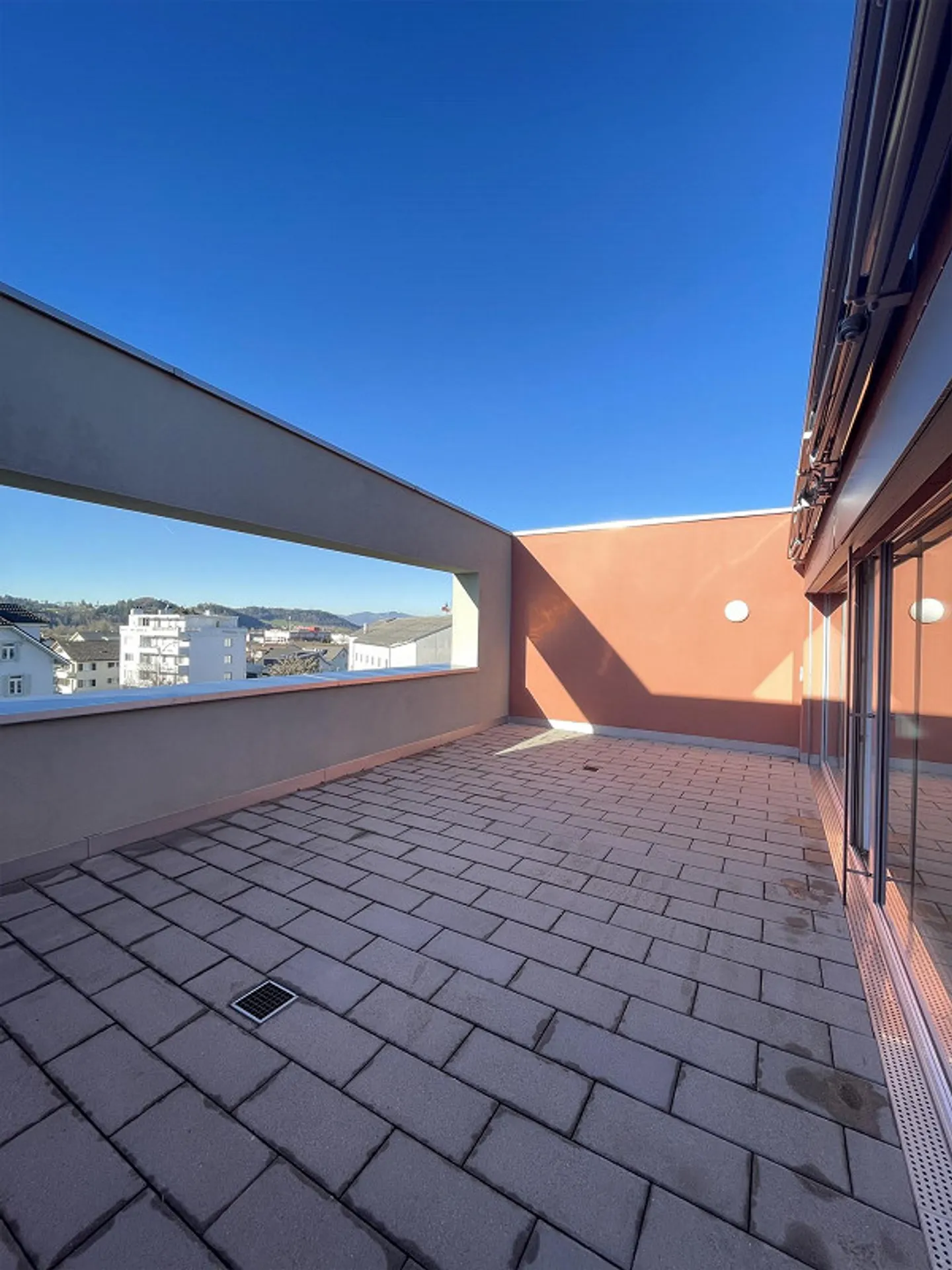 Topmoderne Attikawohnung mit grosser Terasse - Foto 6 von 7