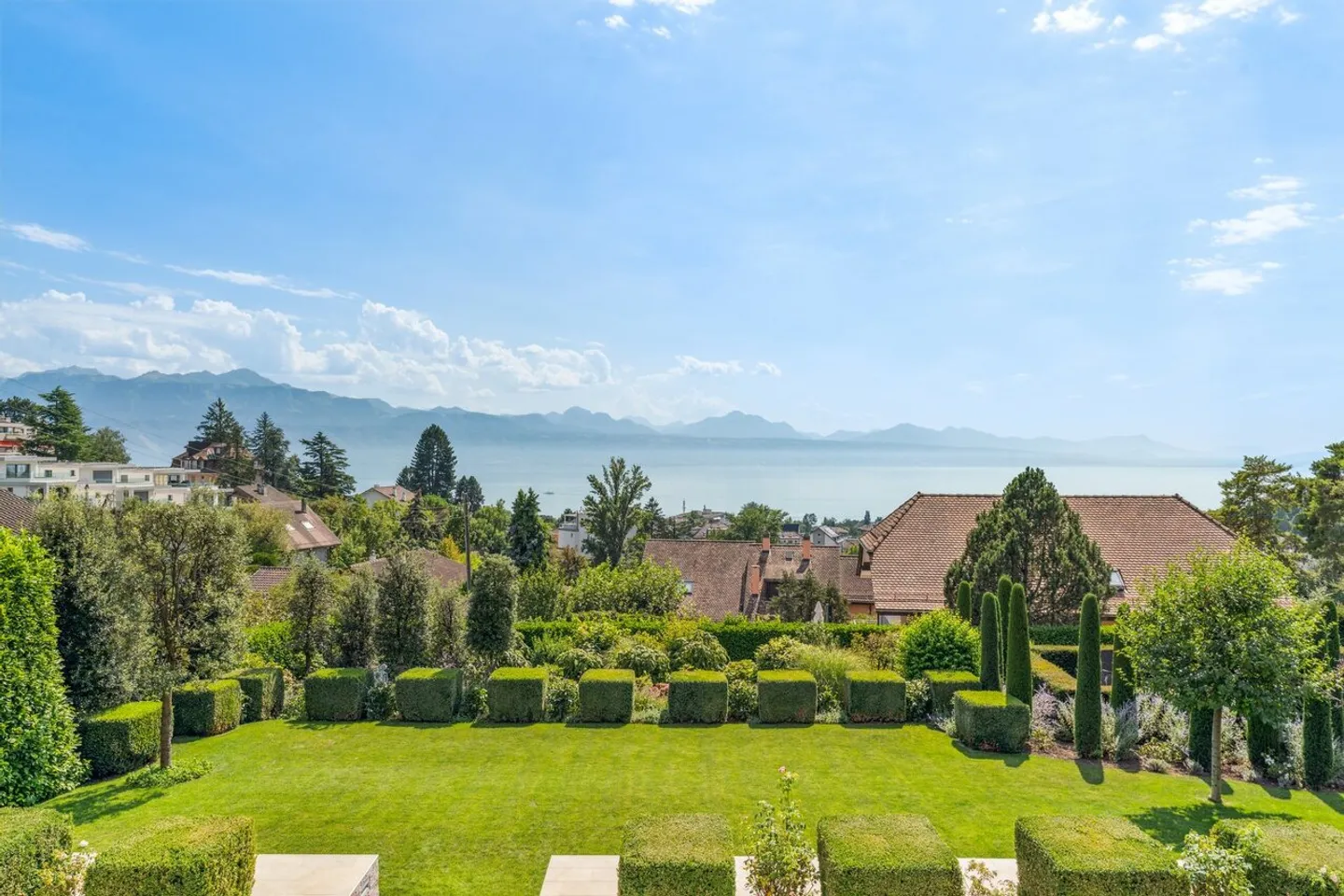 Charming Villa with Lake View - Photo 3 of 15